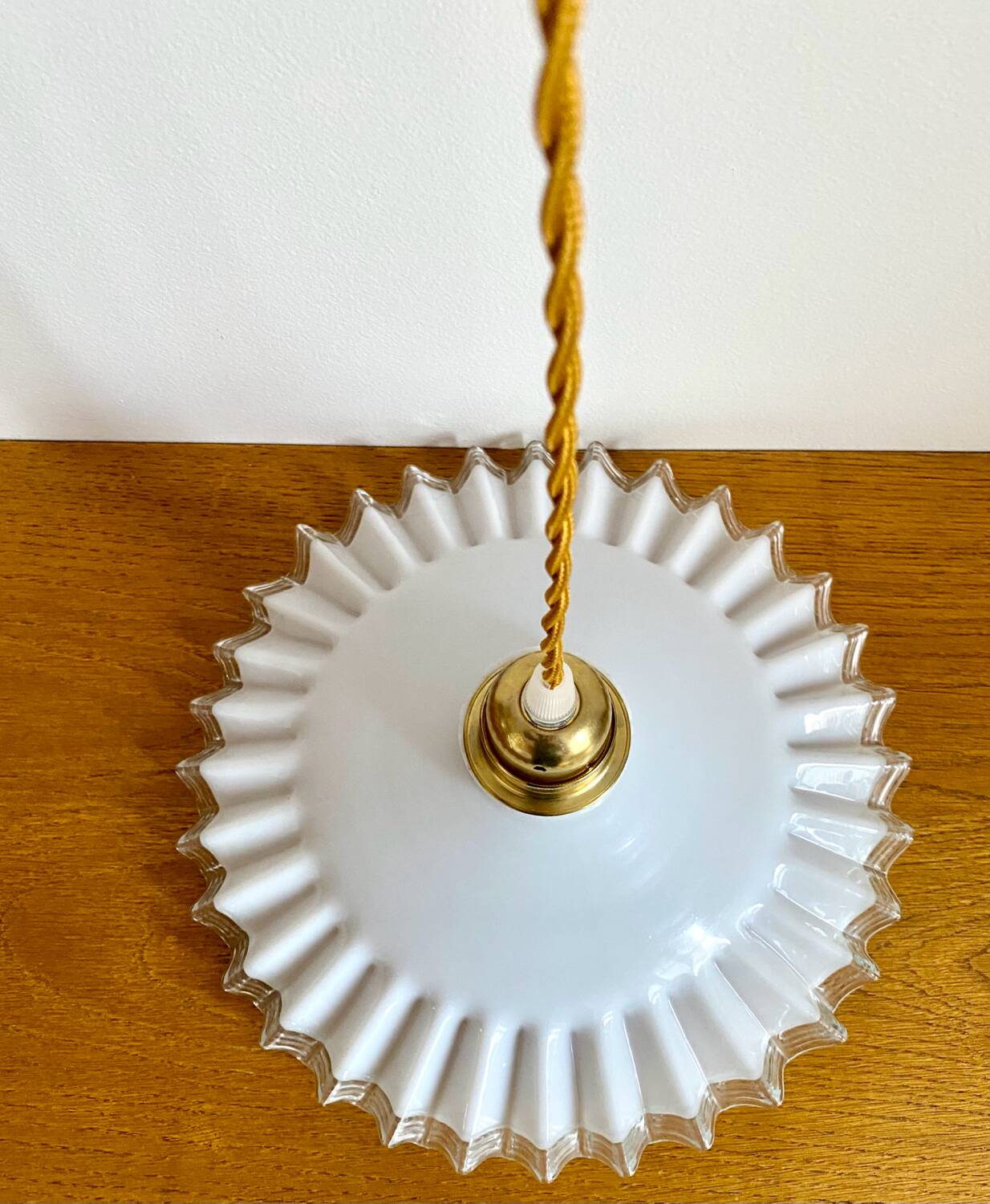 Suspension opaline plissée