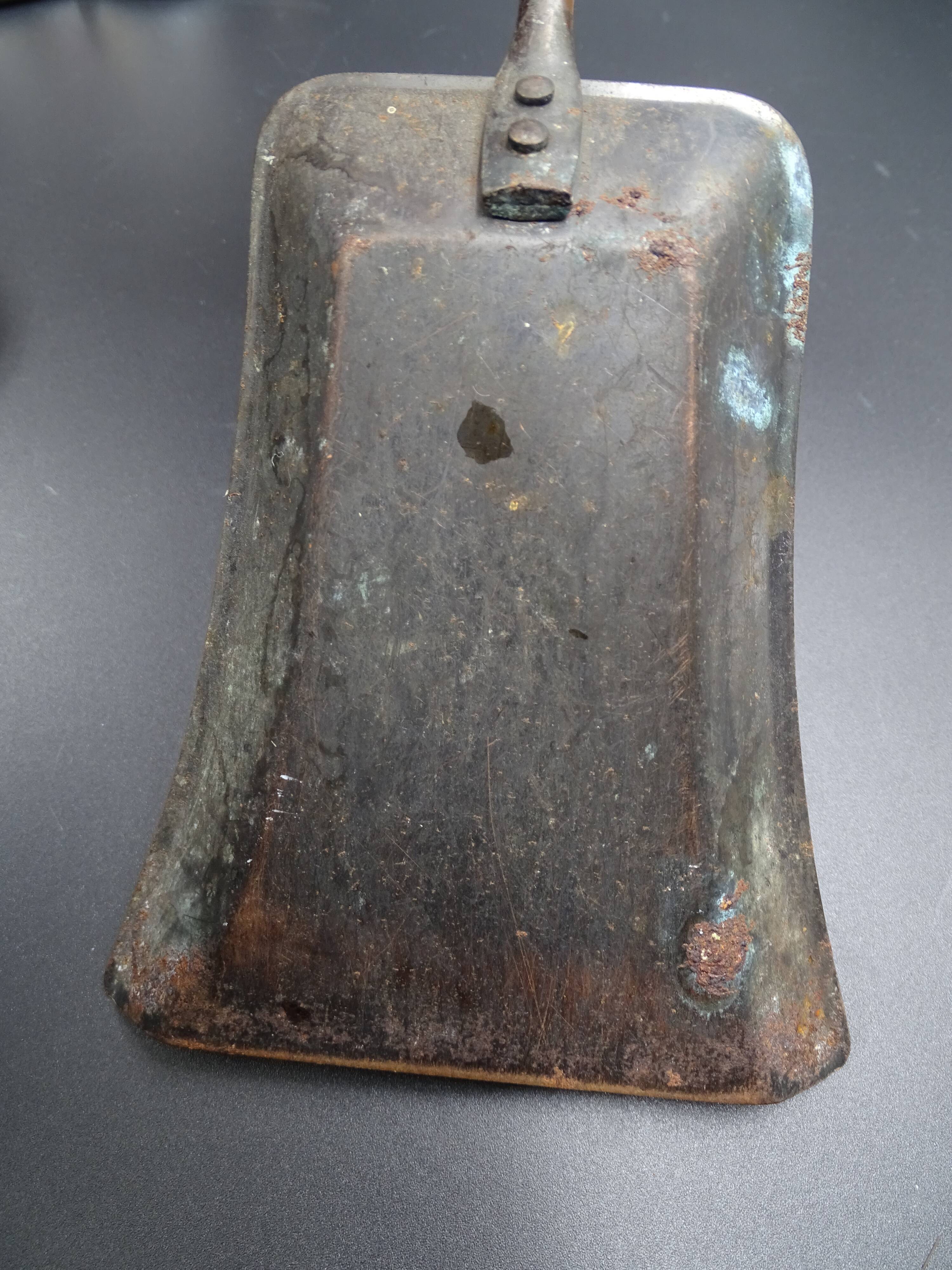 Full chimney servant of his accessories - The enamelled cast iron knight