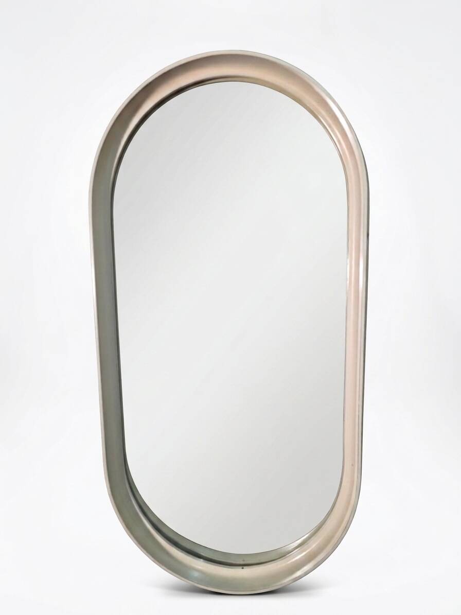 Oval mirror in white lacquer from the 1970s.