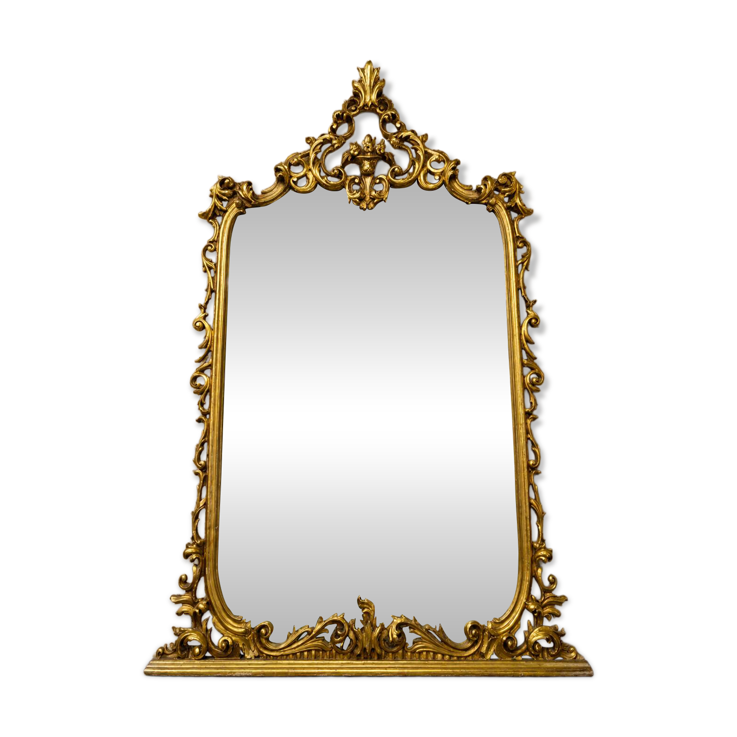 Grand miroir en bois sculpté et doré – Décor rocaille – XXe siècle