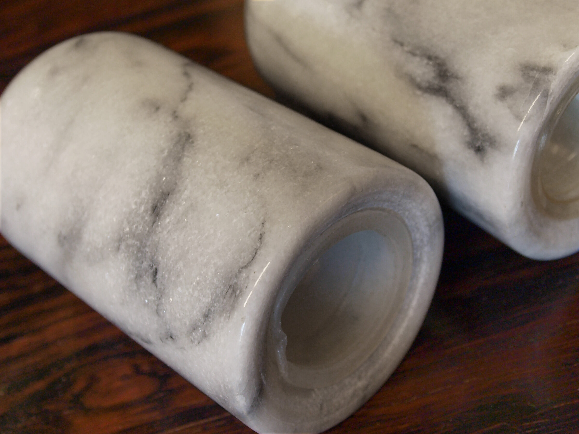 Salt and pepper shaker in Carrara marble