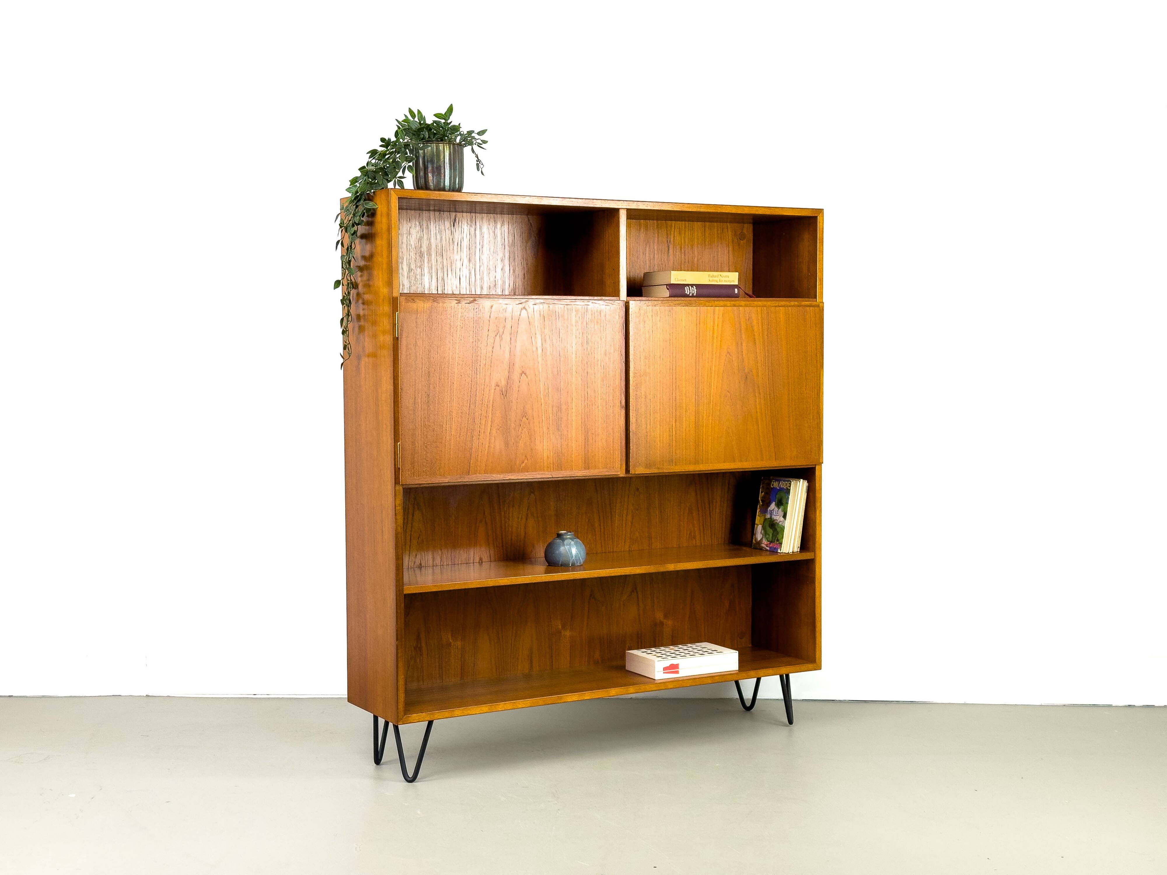 Bibliothèque danoise en teck avec portes par Omann Jun, 1960s