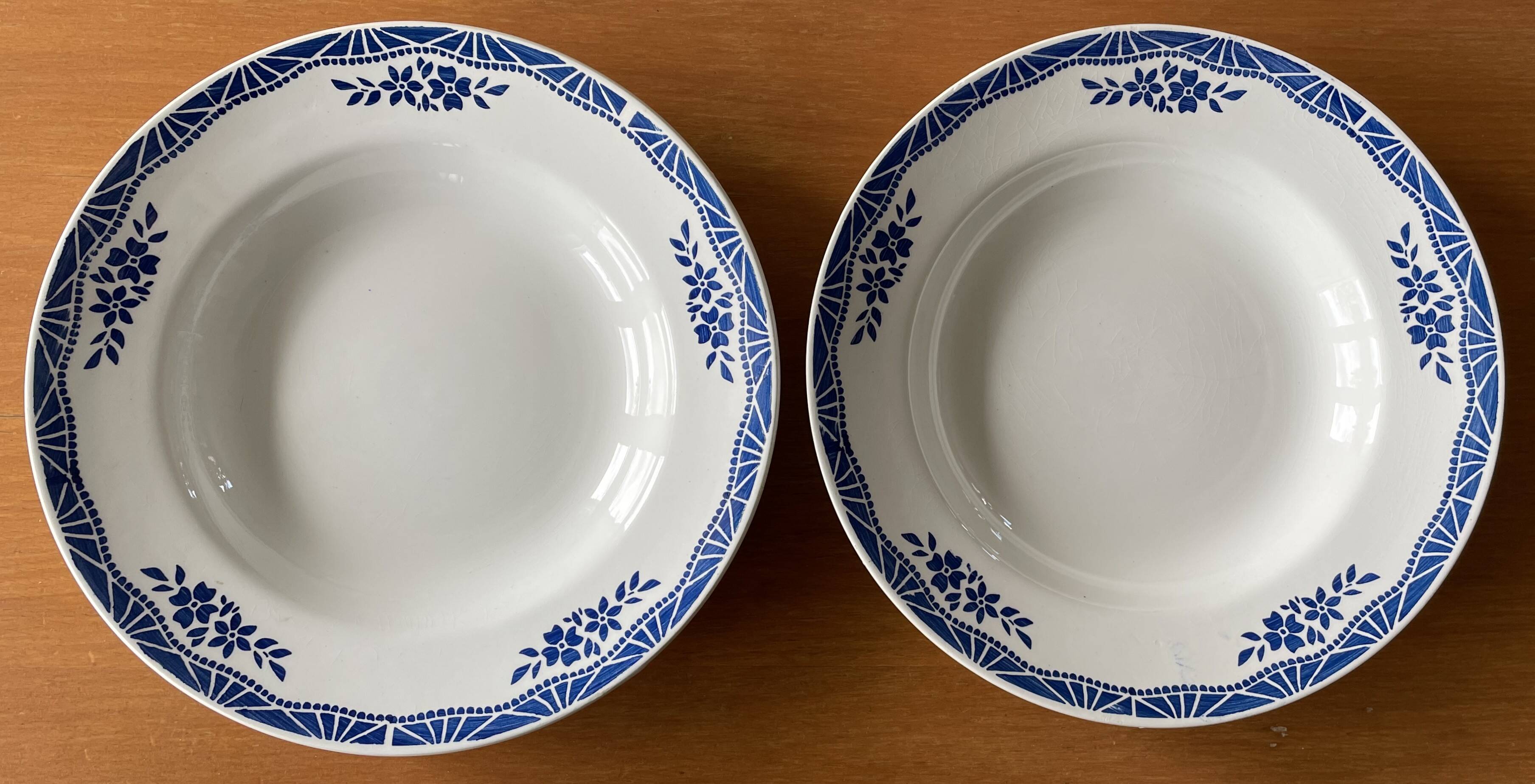 7 assiettes creuses anciennes en faïence de Saint-Amand (Nord)