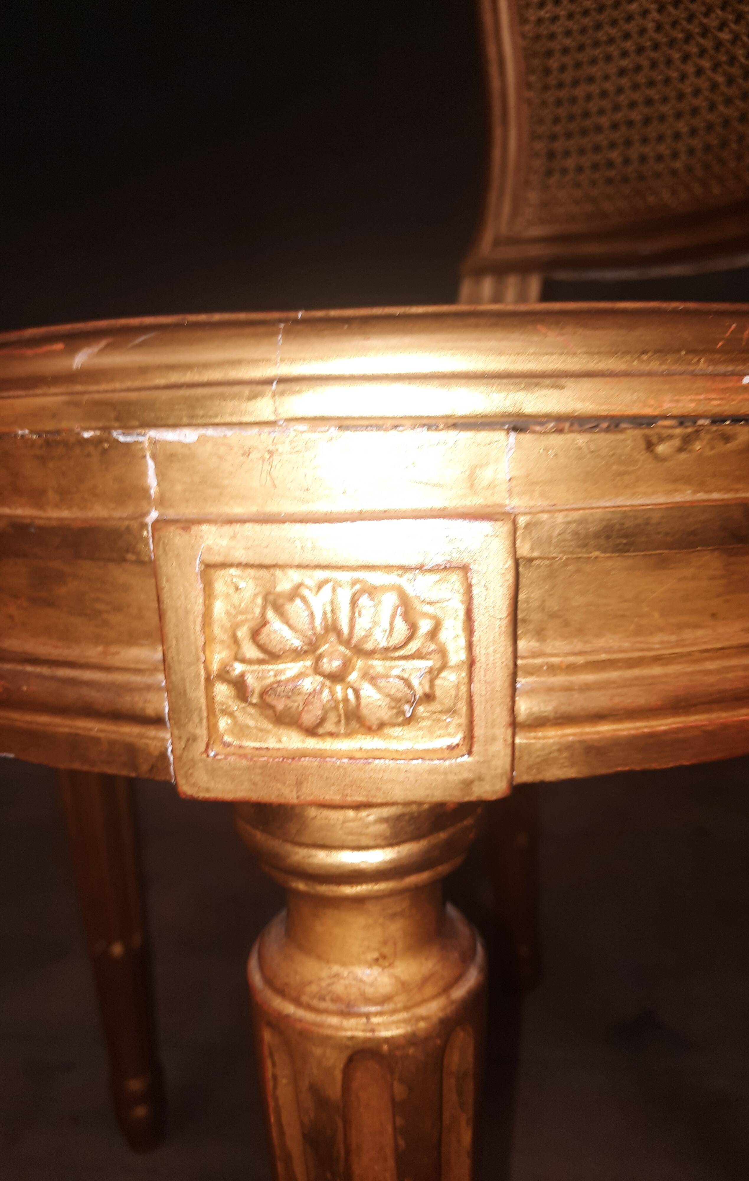 Chaise style Louis XVI en bois doré