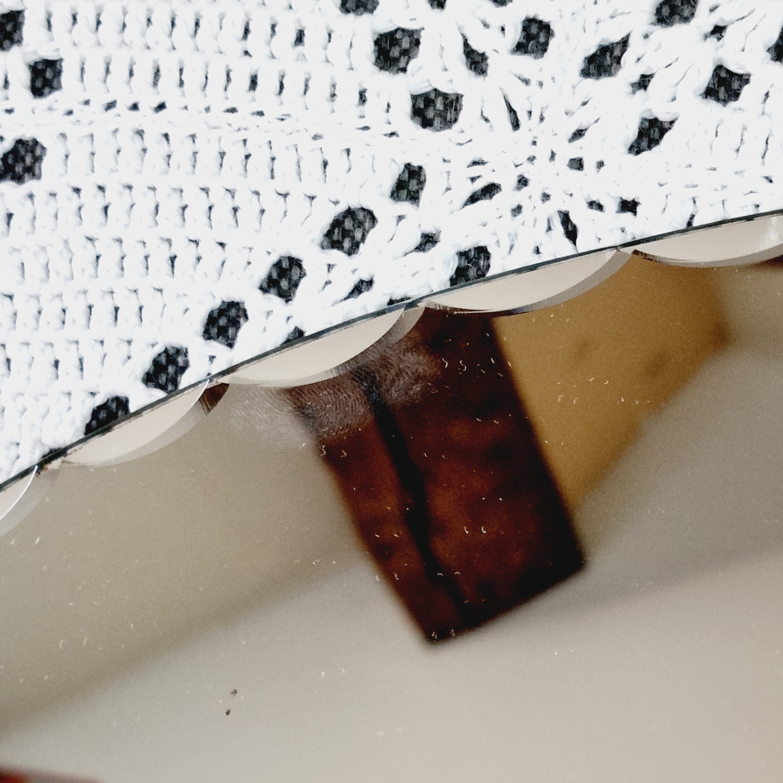 Miroir ovale en verre biseauté et ciselé