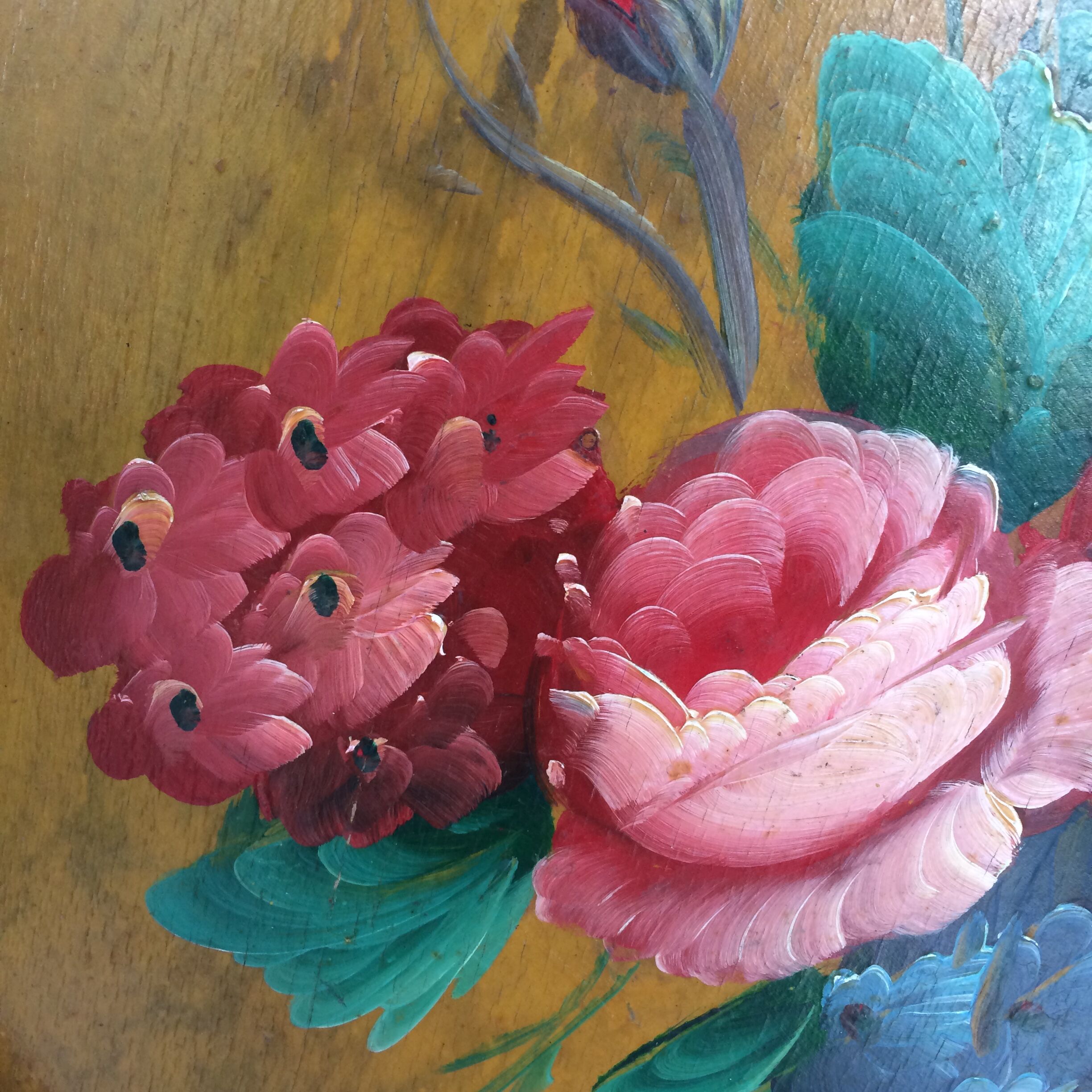 Round tray old flowers