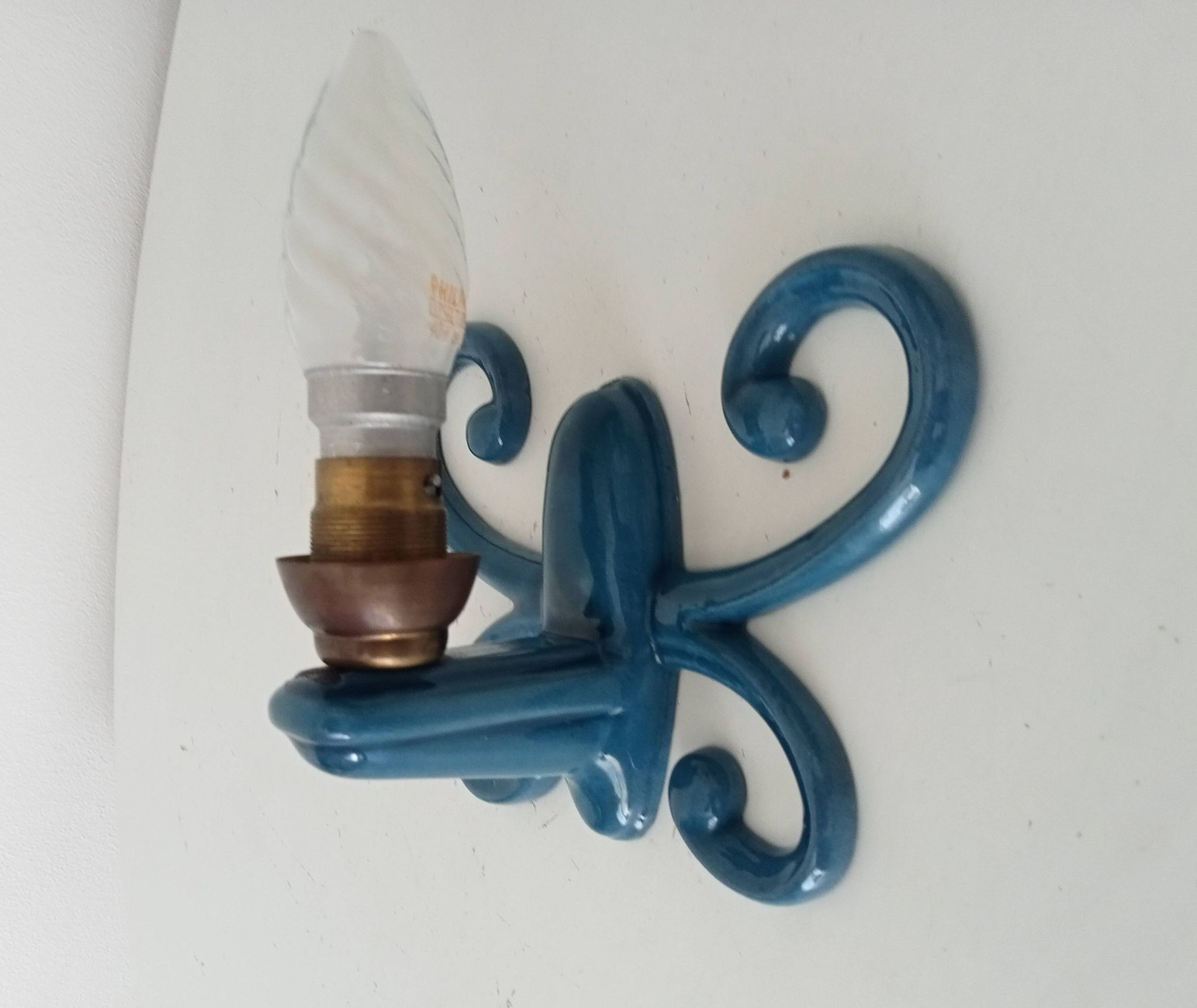 Antique wall light in enamelled cast iron.