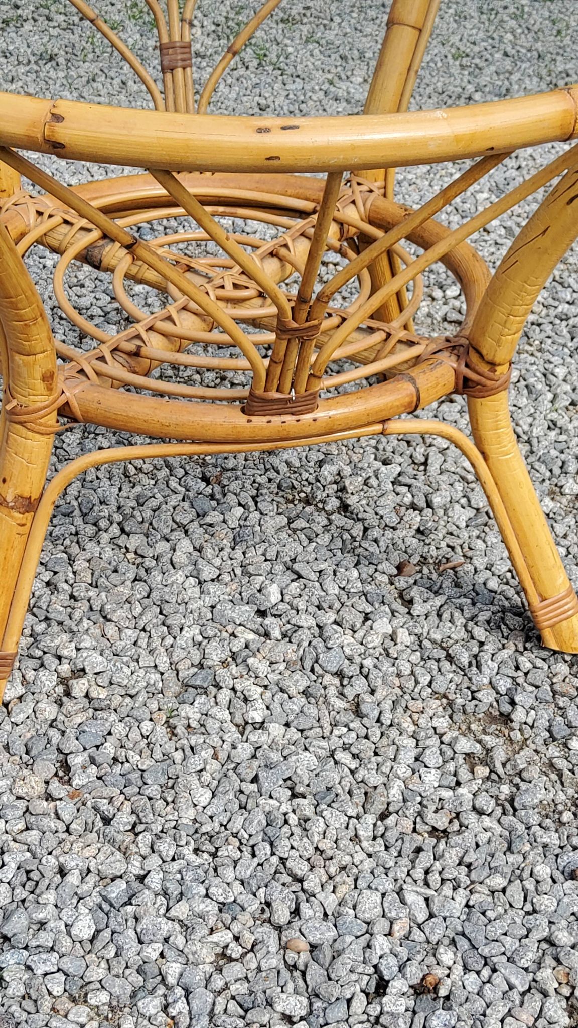 Table basse ronde en rotin plateau en verre des années 70
