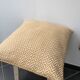 Coussin ocre motifs