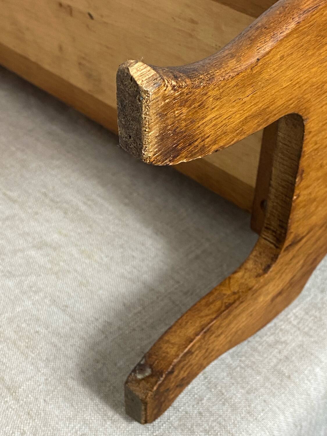 Porte-revues en bois avec repose verres