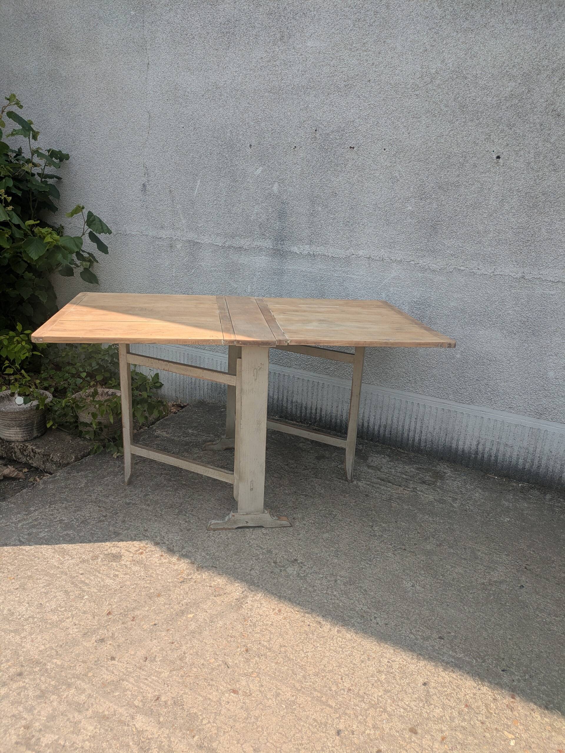 "Very" folding table