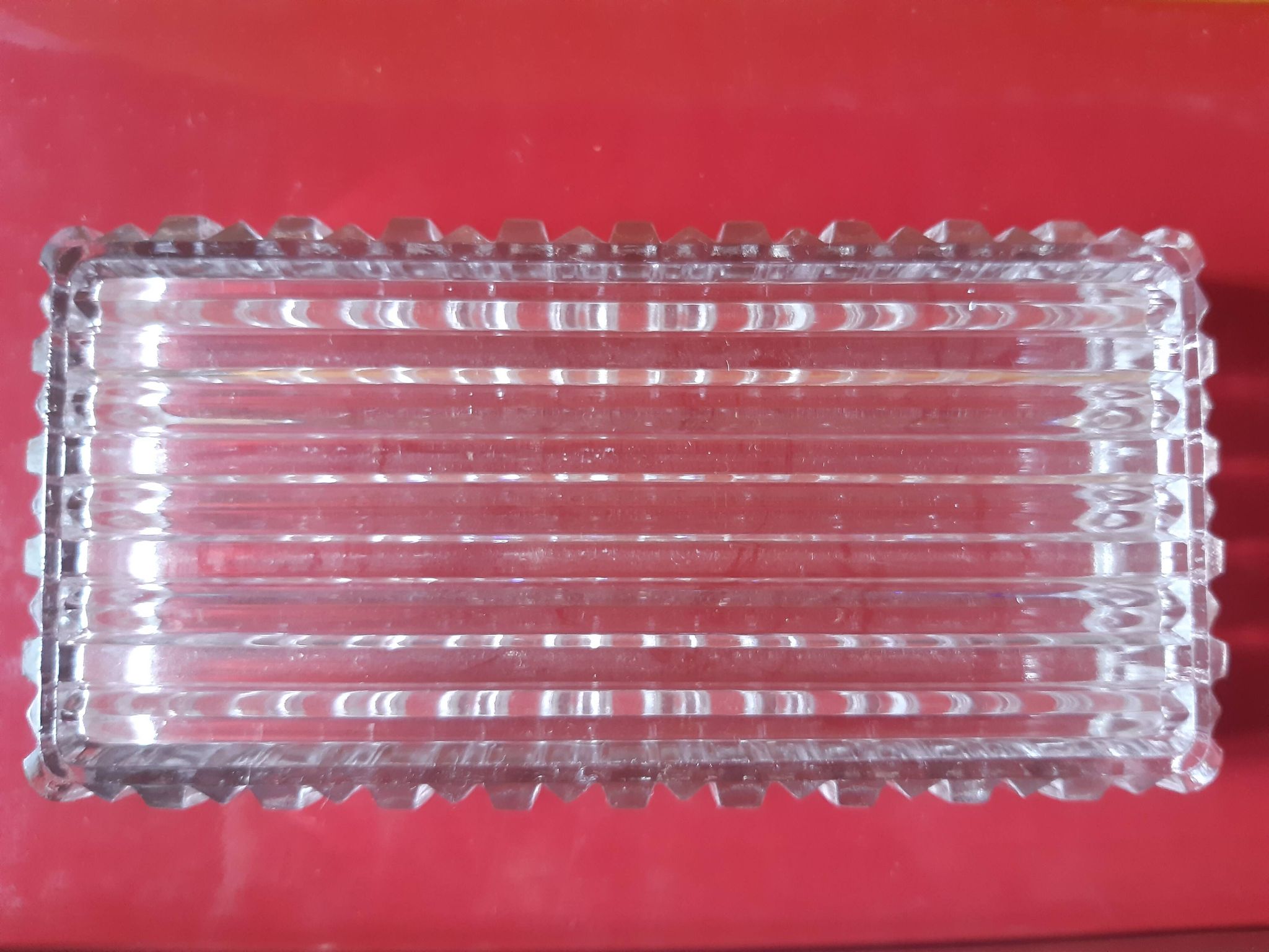 Service platter for aperitifs with four compartments in cut glass.