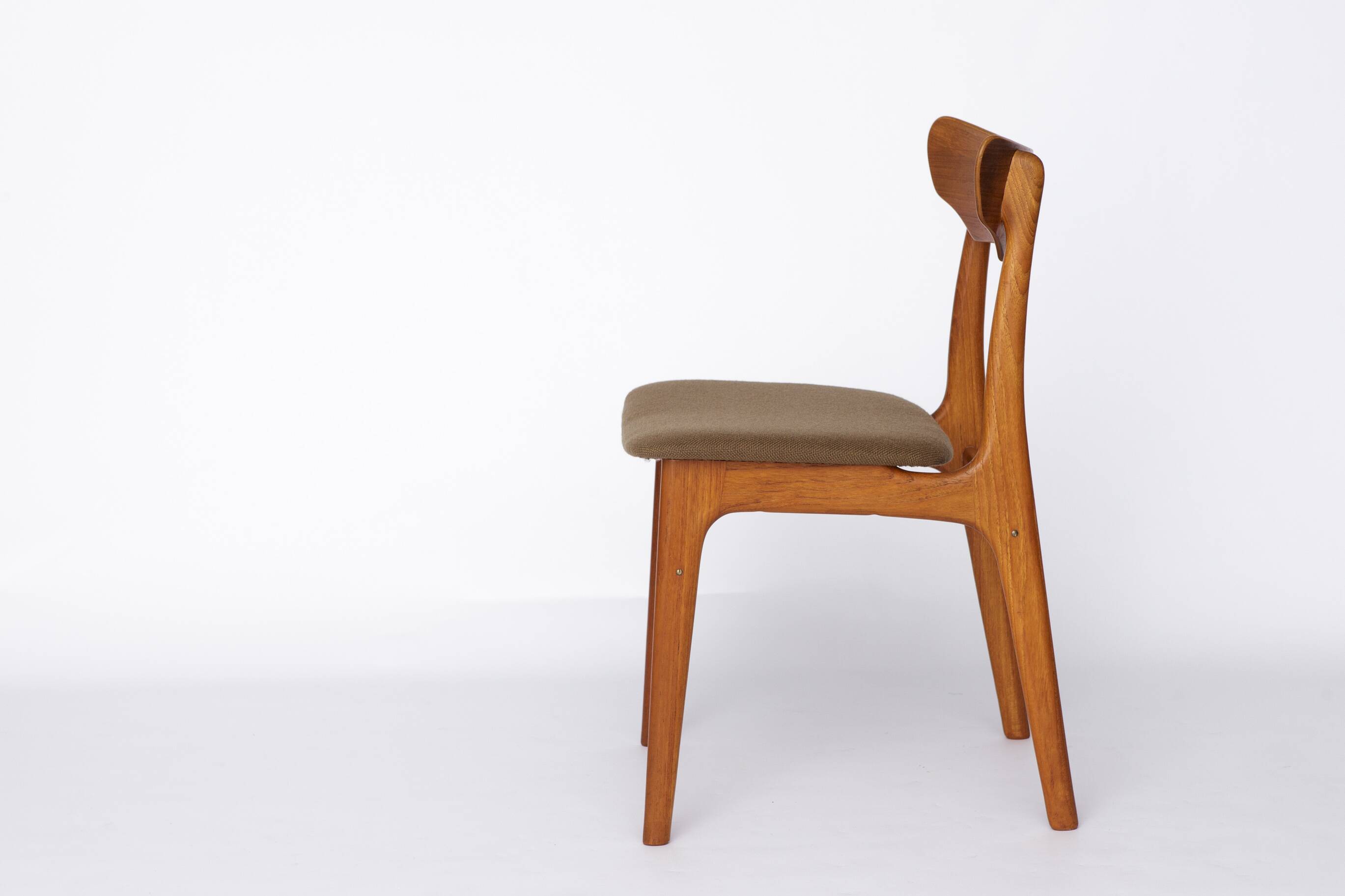 Set of 8 Schiønning & Elgaard Chairs – 1960s Danish Design for HS Møbler