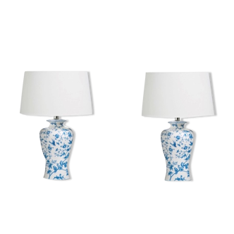 Lot de deux pieds de lampe en porcelaine avec leurs abat-jours h 60 cm