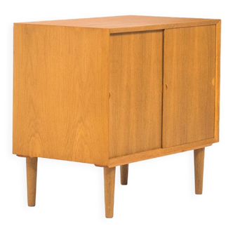 Cado oak sliding door cabinet by Poul Cadovius