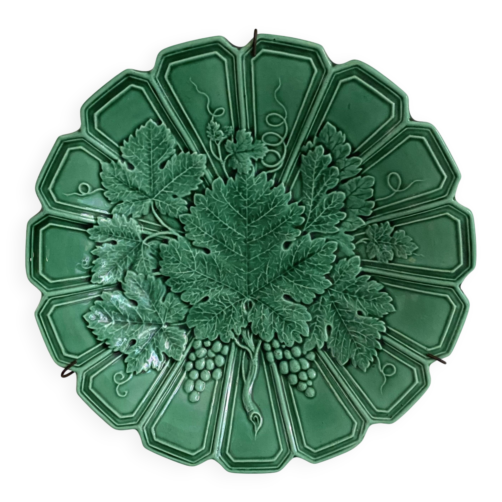 Wall plate in earthenware with a vine leaf design