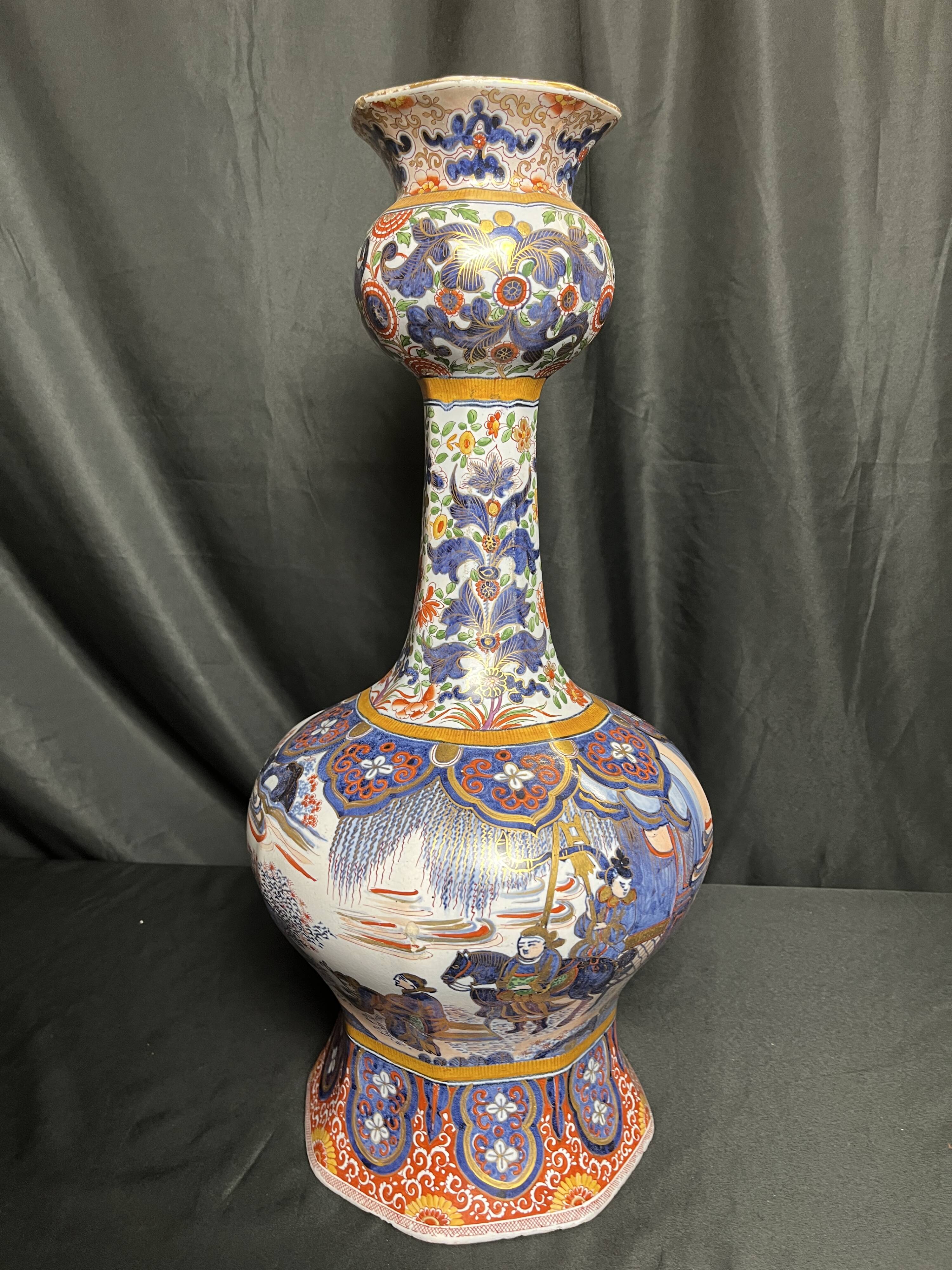 Delft, important vase pans coupés faïence émaillée XIXème