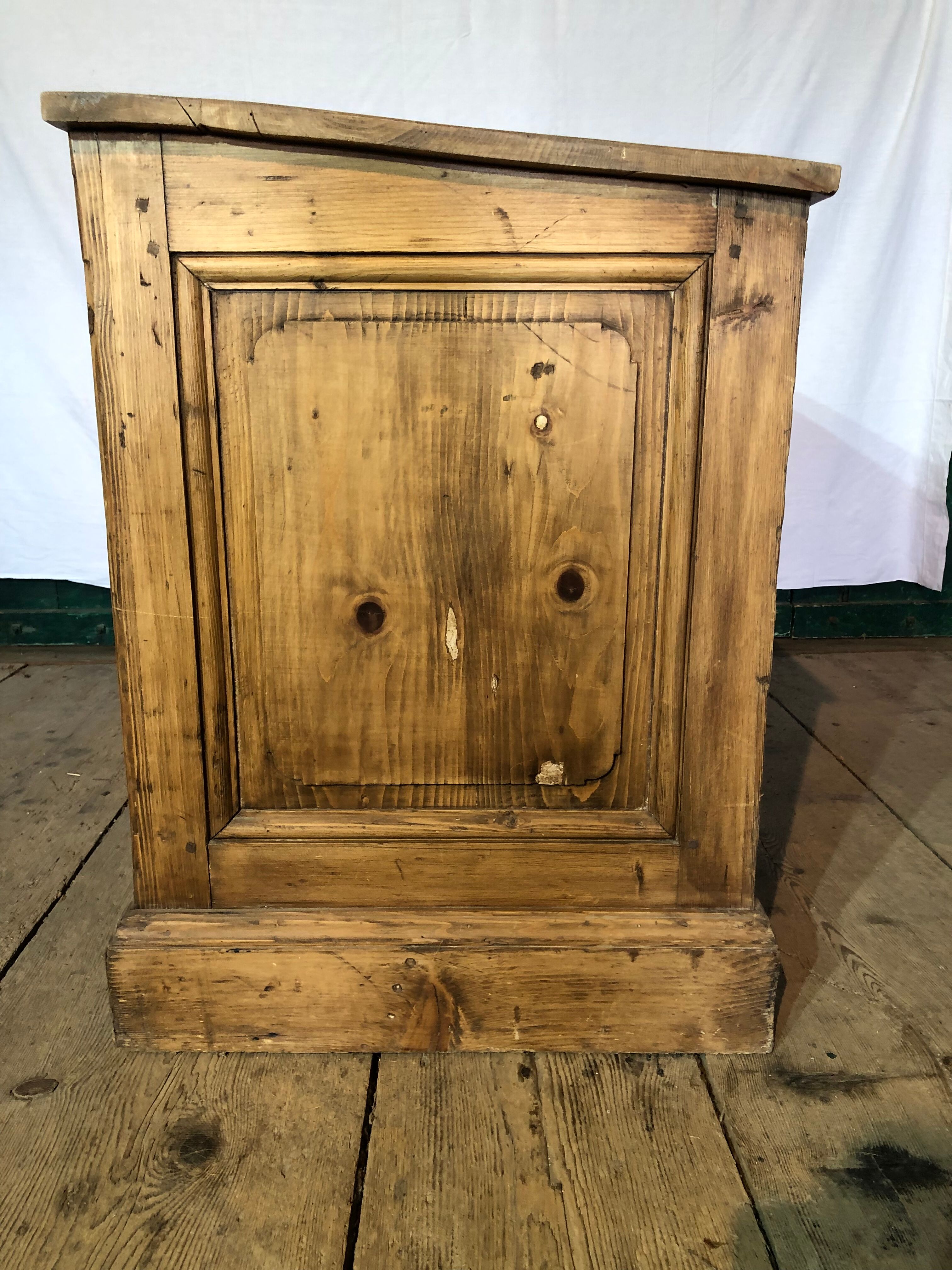 Bureau d’un maître d’école et sa chaises