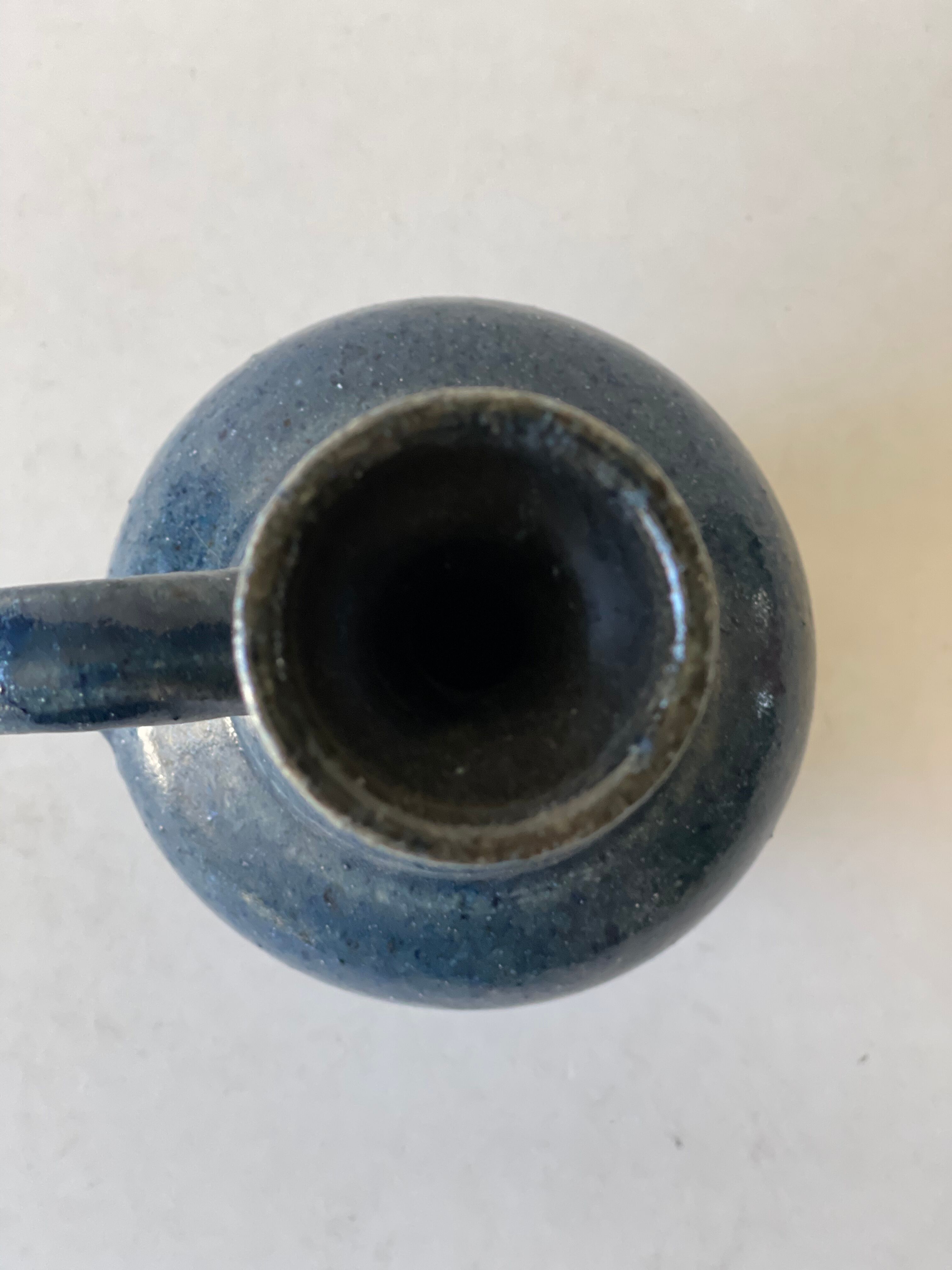 Vase en grès signé accolay