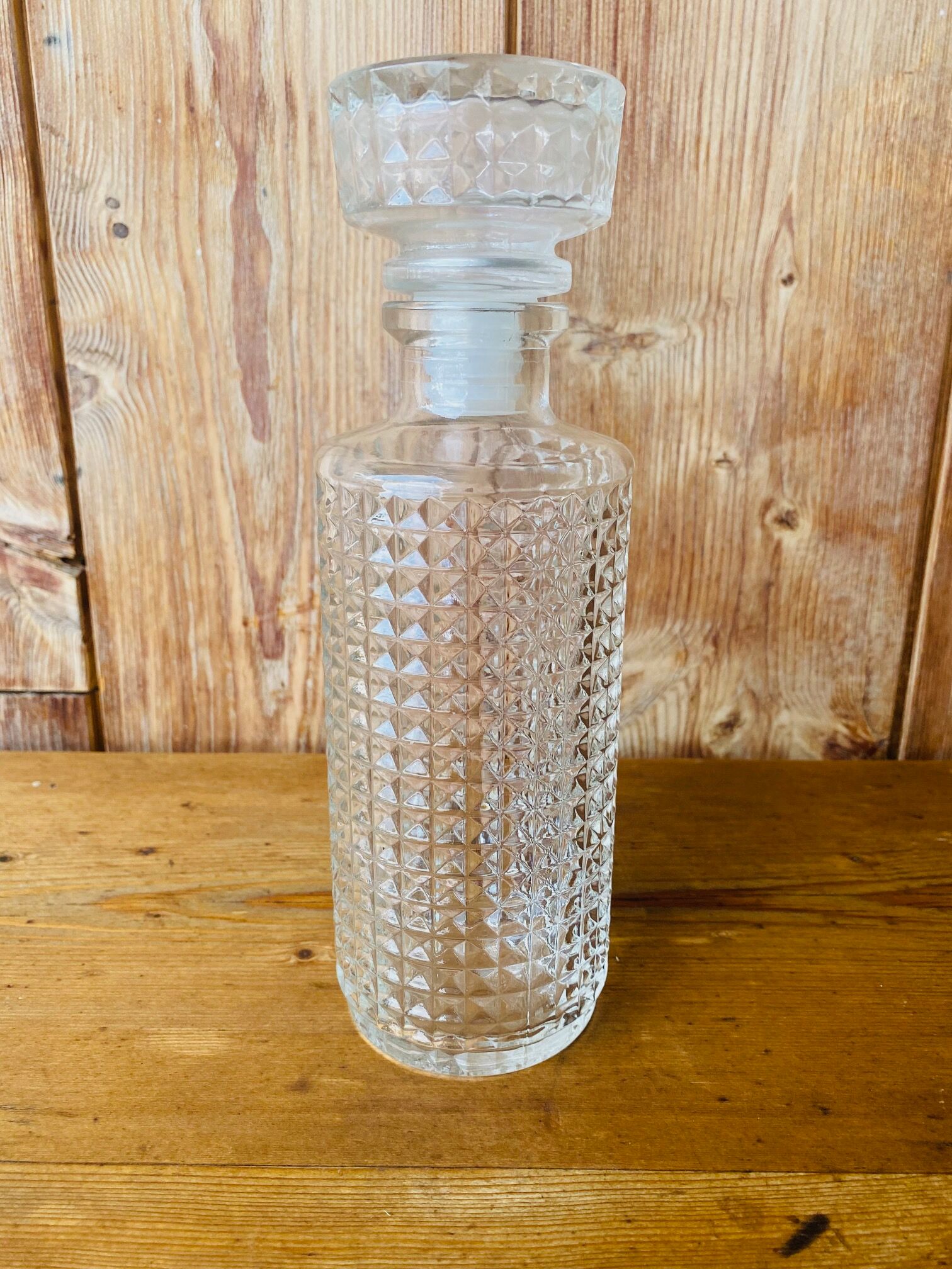 Round whisky decanter diamond tip