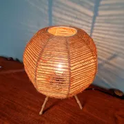 Lampe tripode vintage en corde et bambou, années 1960.