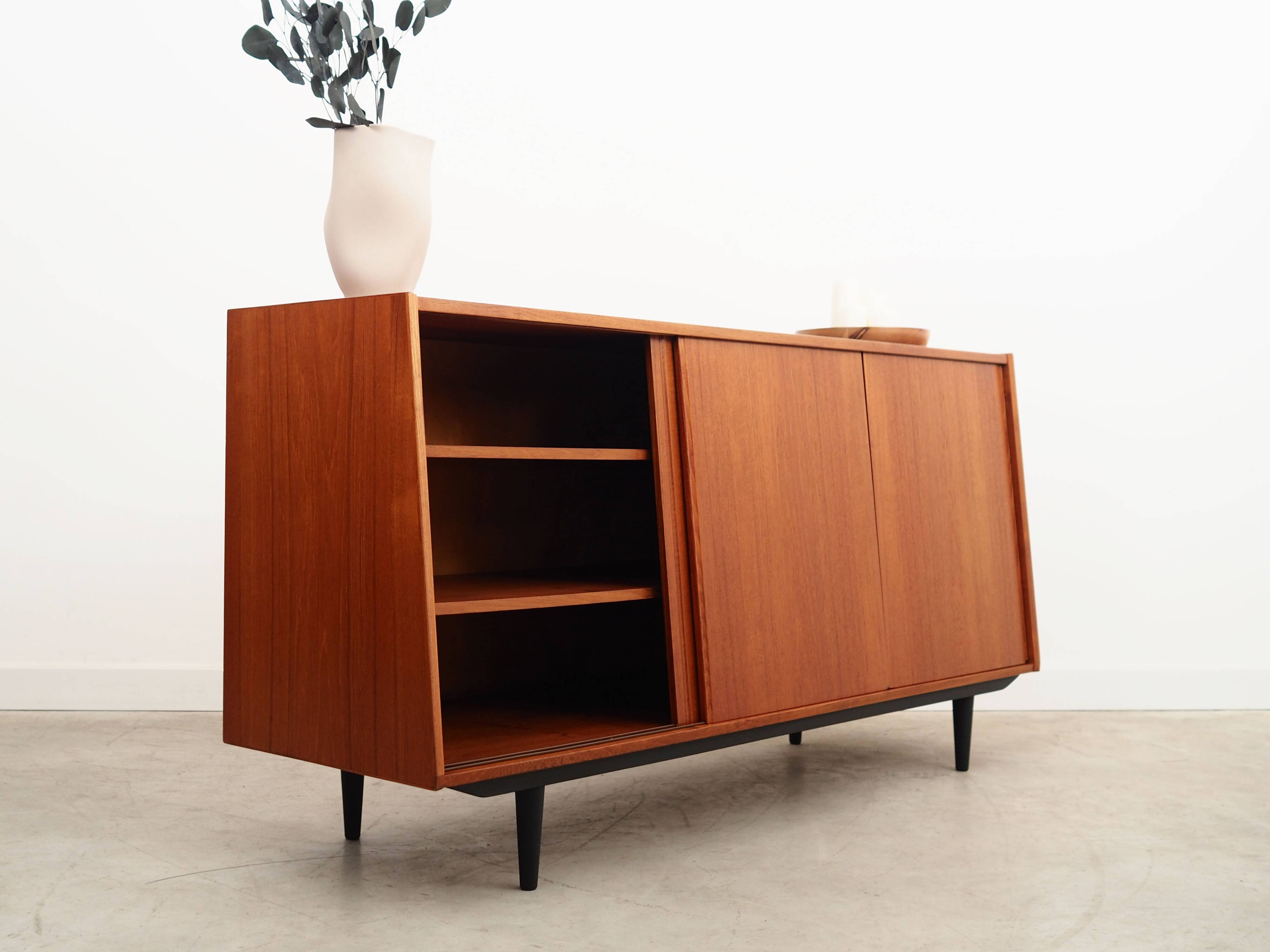 Buffet en teck, design danois, années 1970, production : Danemark