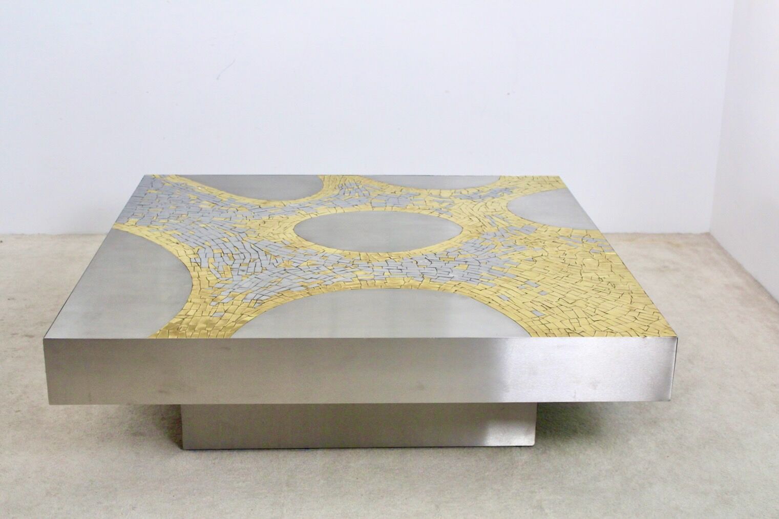 Table basse en acier inoxydable et laiton par Jean Claude Dresse