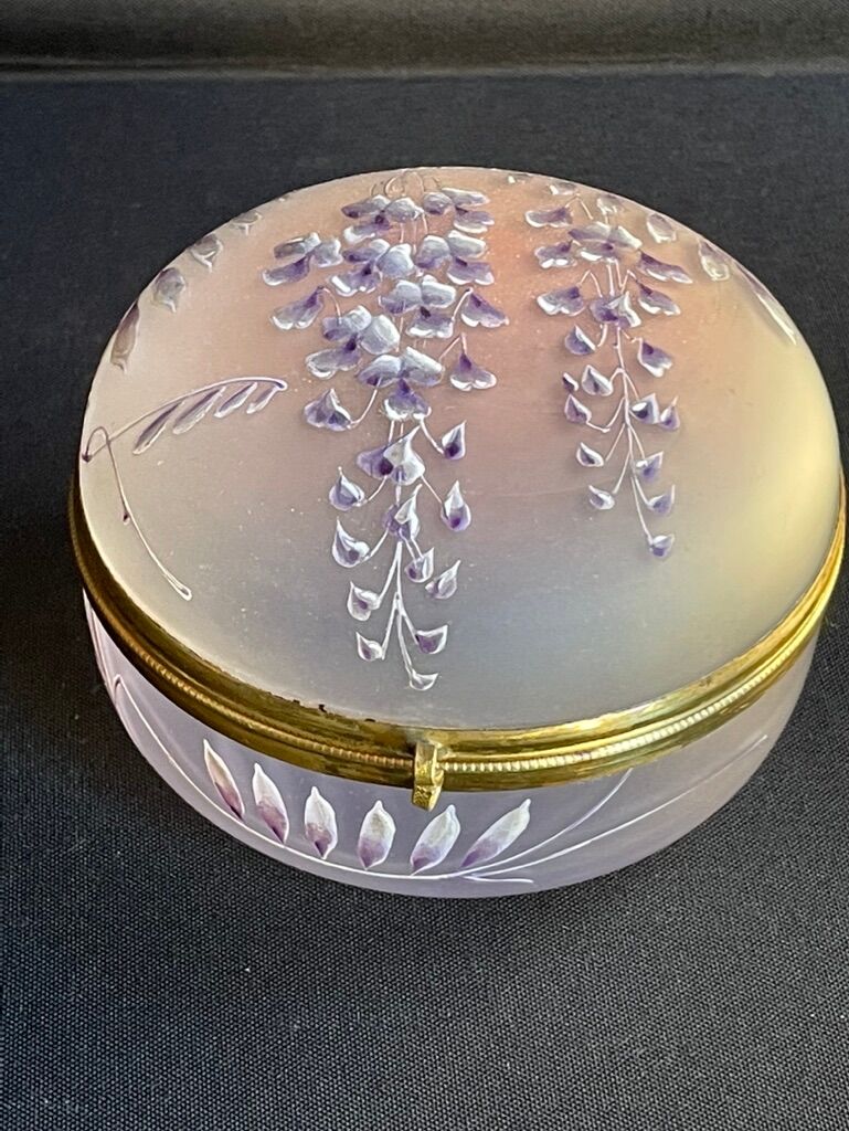 Enamelled candy maker