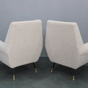 Paire de fauteuils bouclés italiens du milieu du siècle, pieds en fer et laiton, années 1950