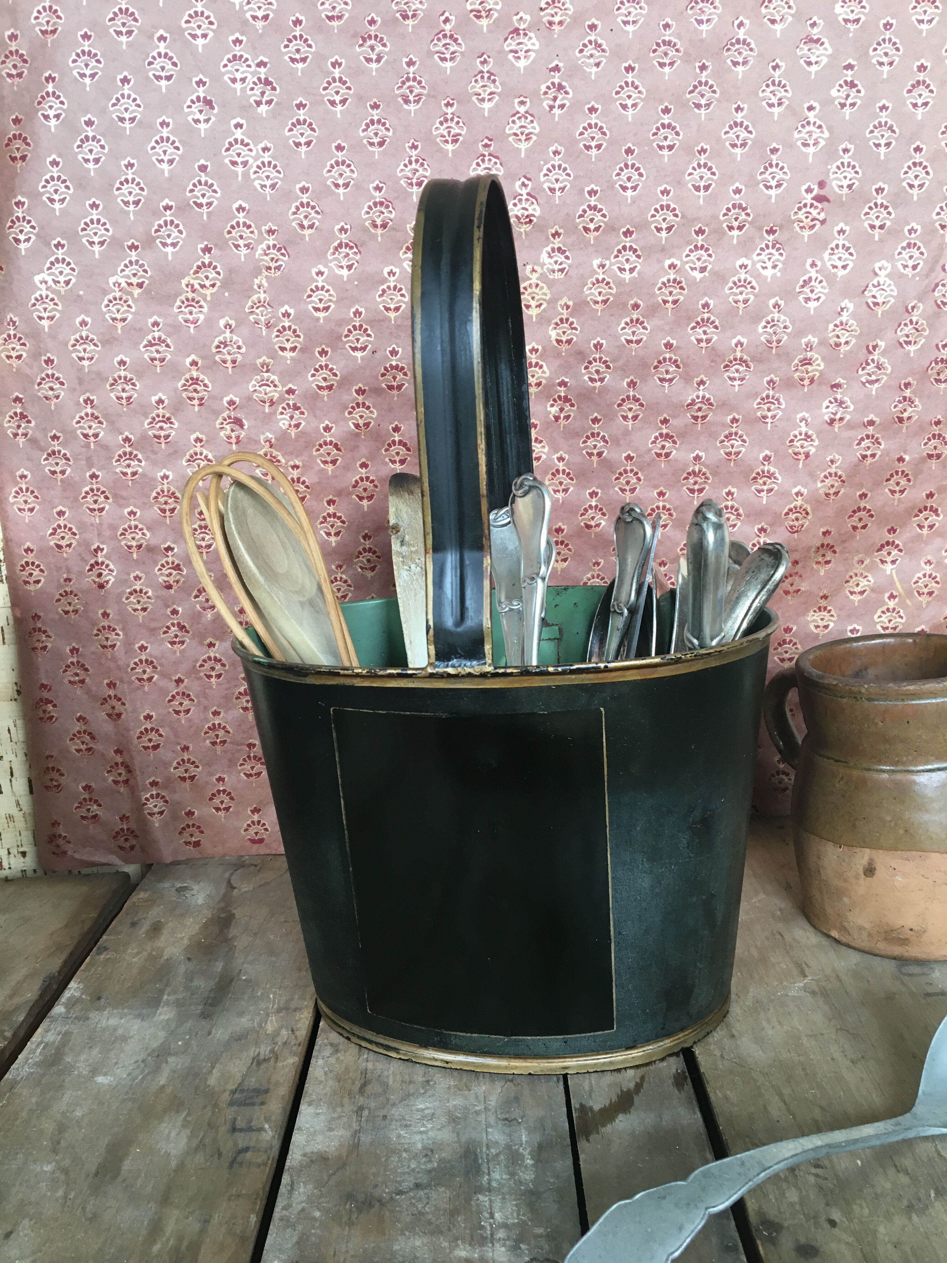 Painted sheet metal compartment basket