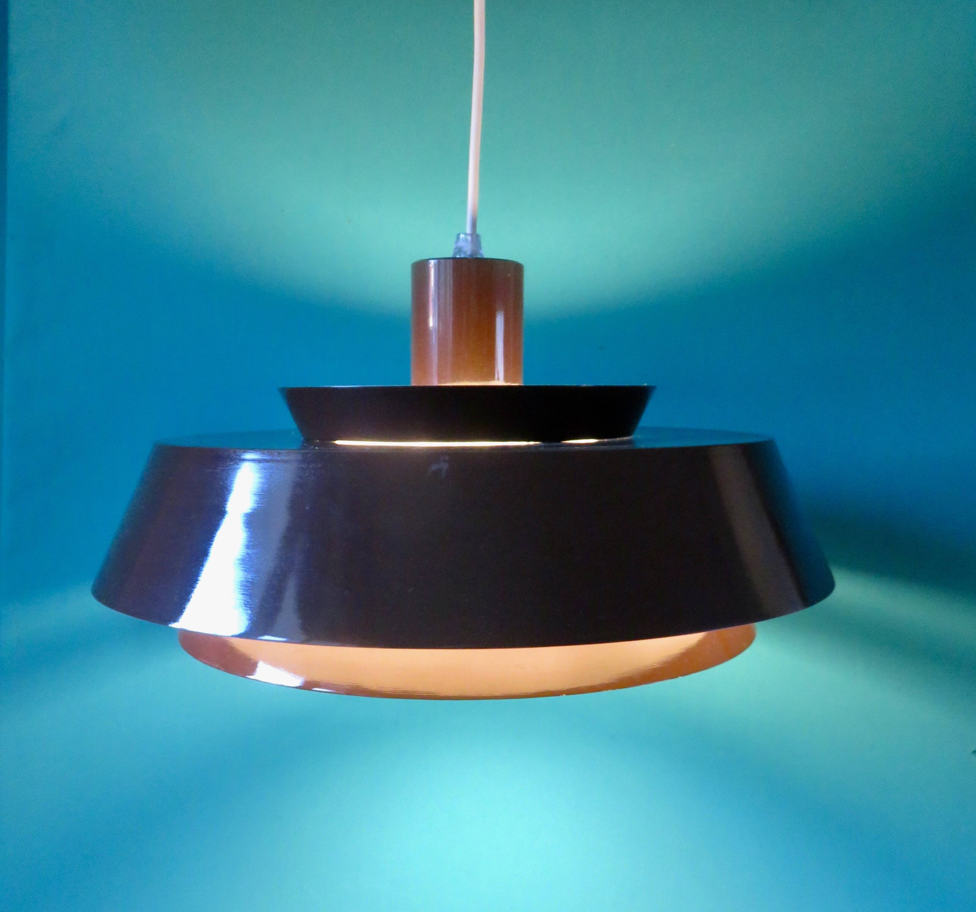 Suspension laqué brun, modèle taklampa par "e.s.horn", danemark 1970