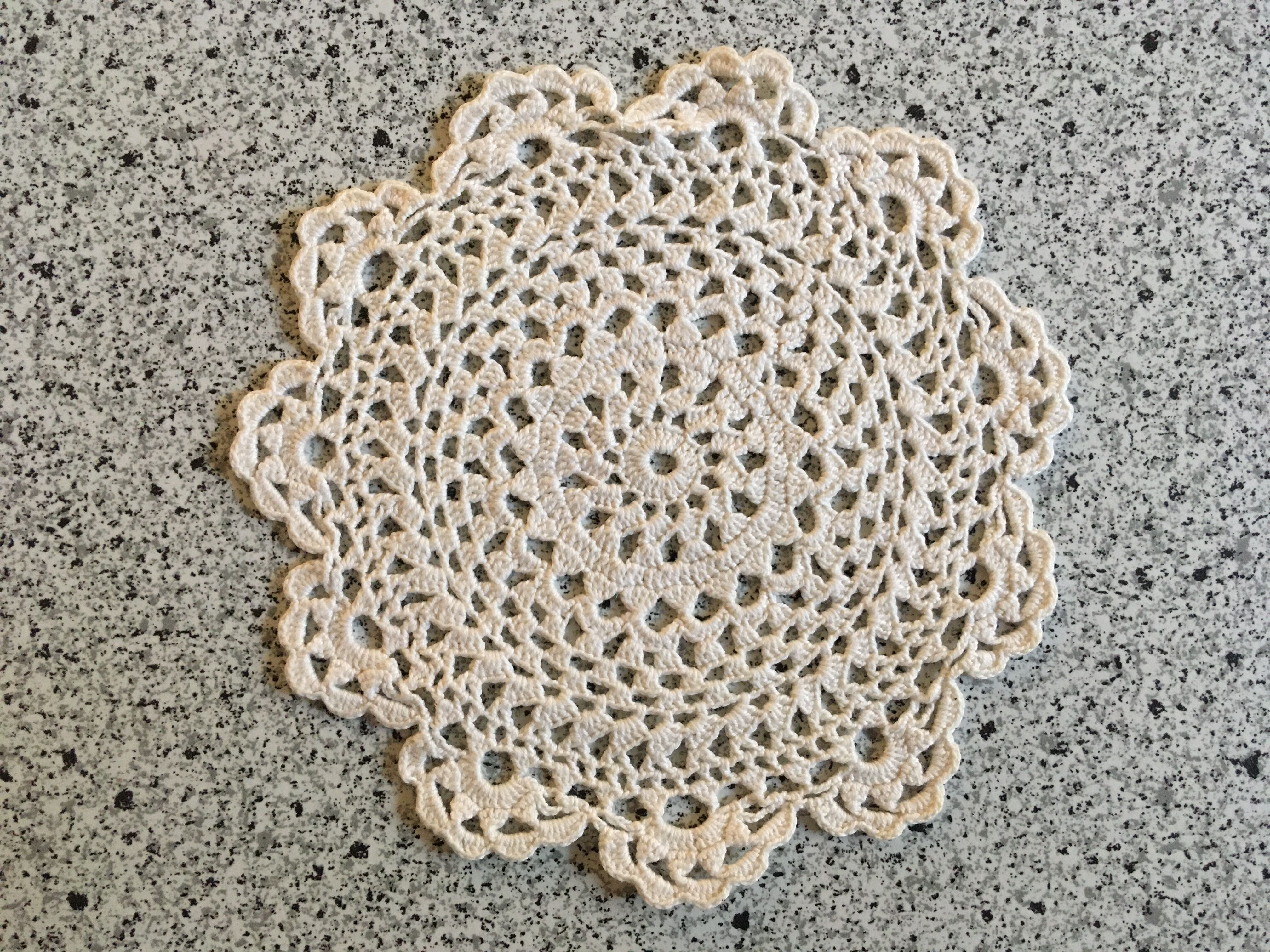 Small vintage round placemat Ø14