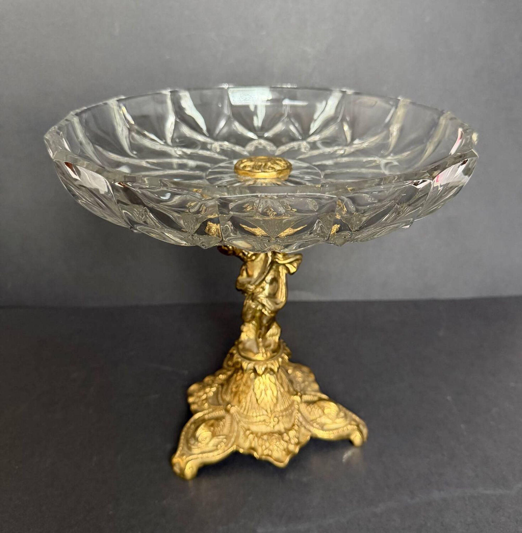 Coupe ancienne en cristal sur pied en bronze