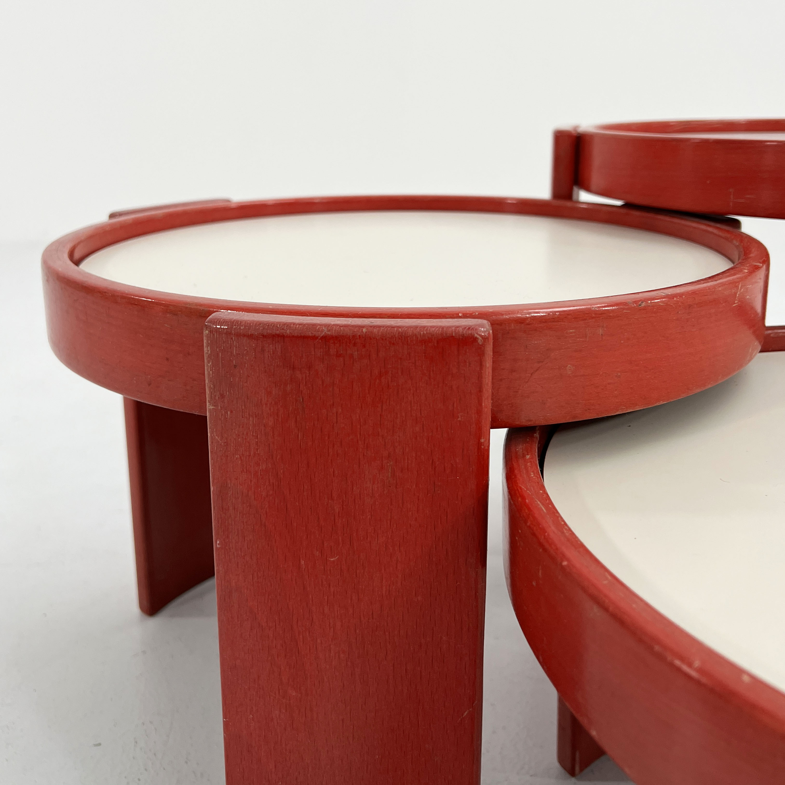 Set of 3 red nesting tables by Gianfranco Frattini for Cassina, 1970