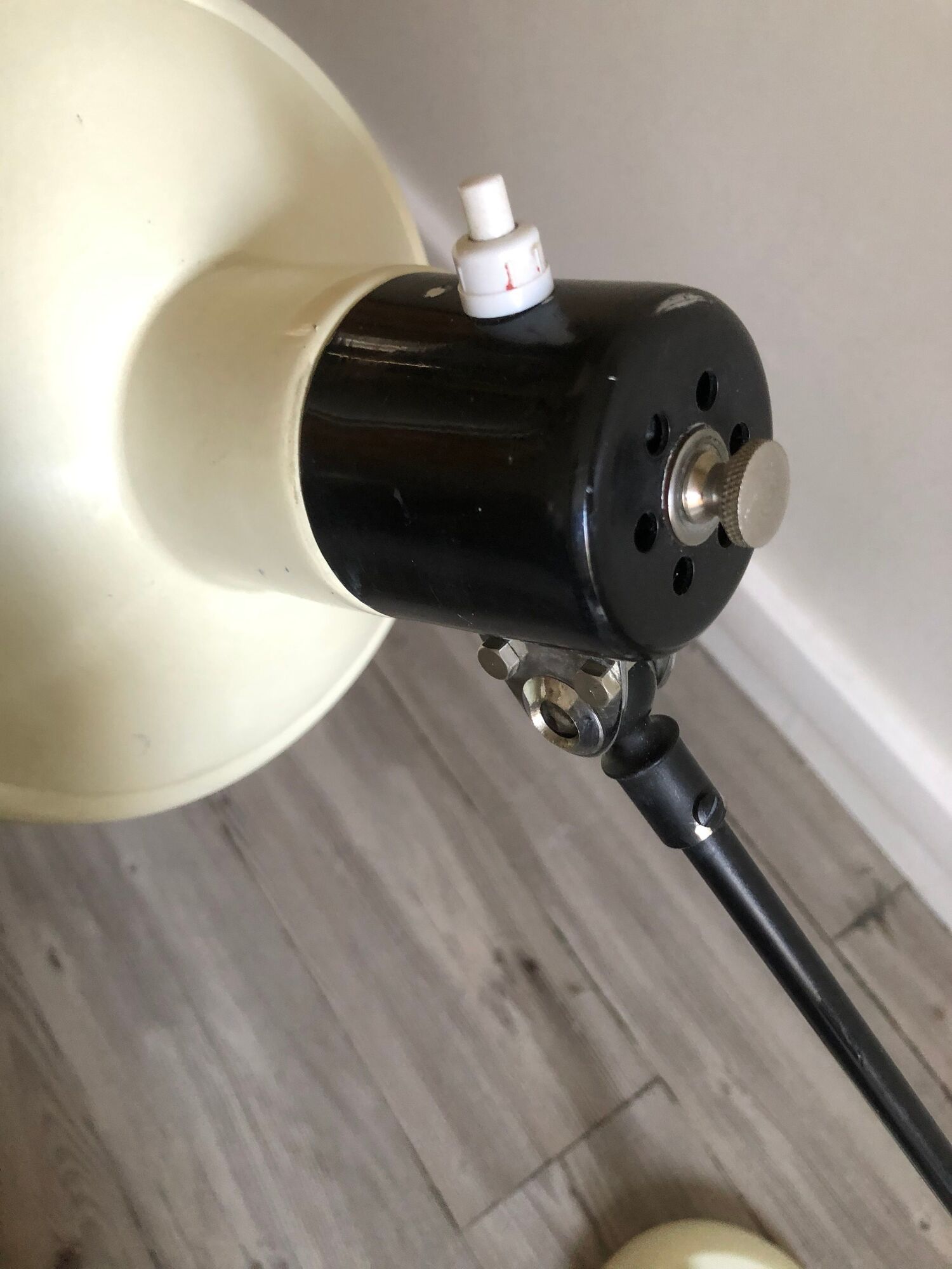Desk lamp has two articulated metal arms