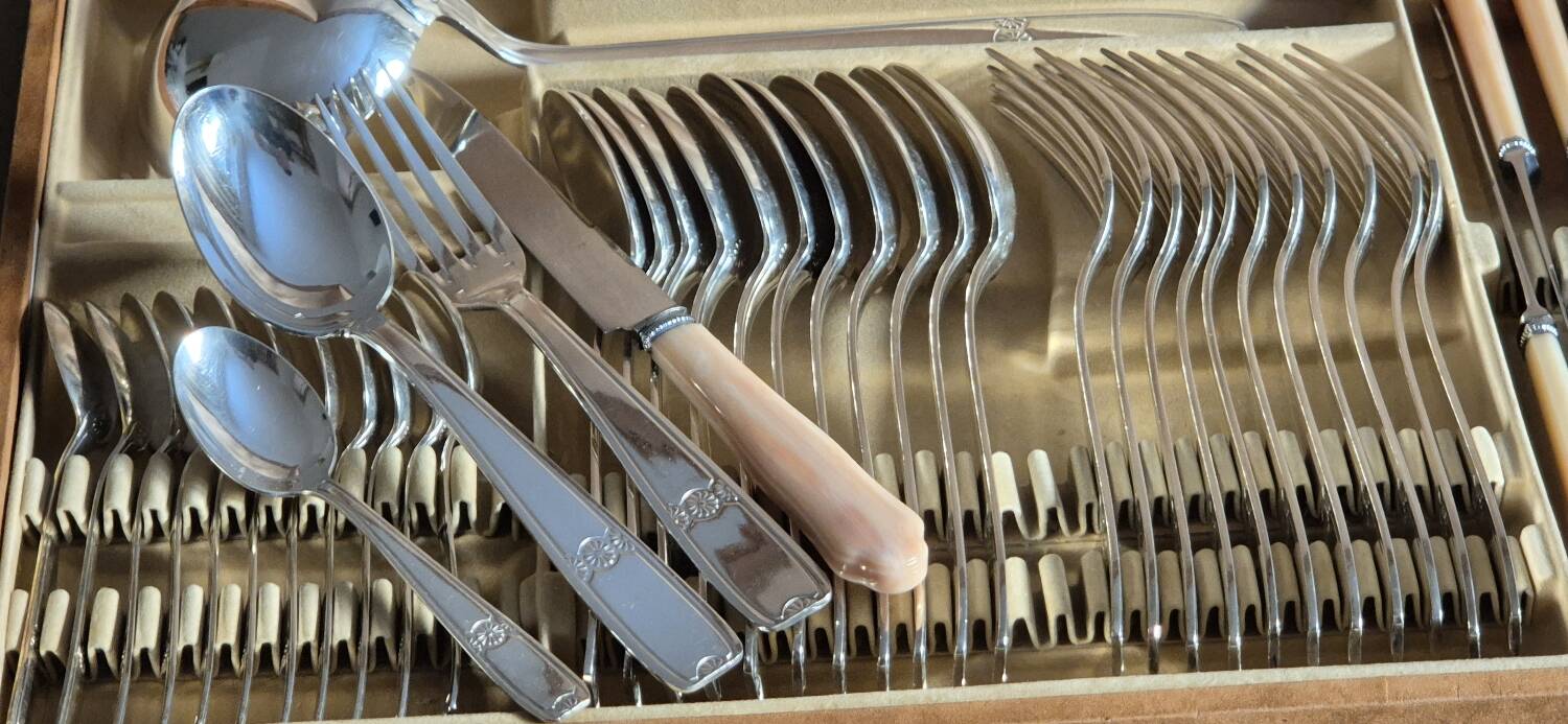 Silver-plated cutlery set