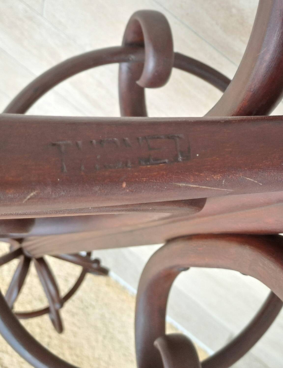 Bistro parrot coat rack signed Thonet n°10401