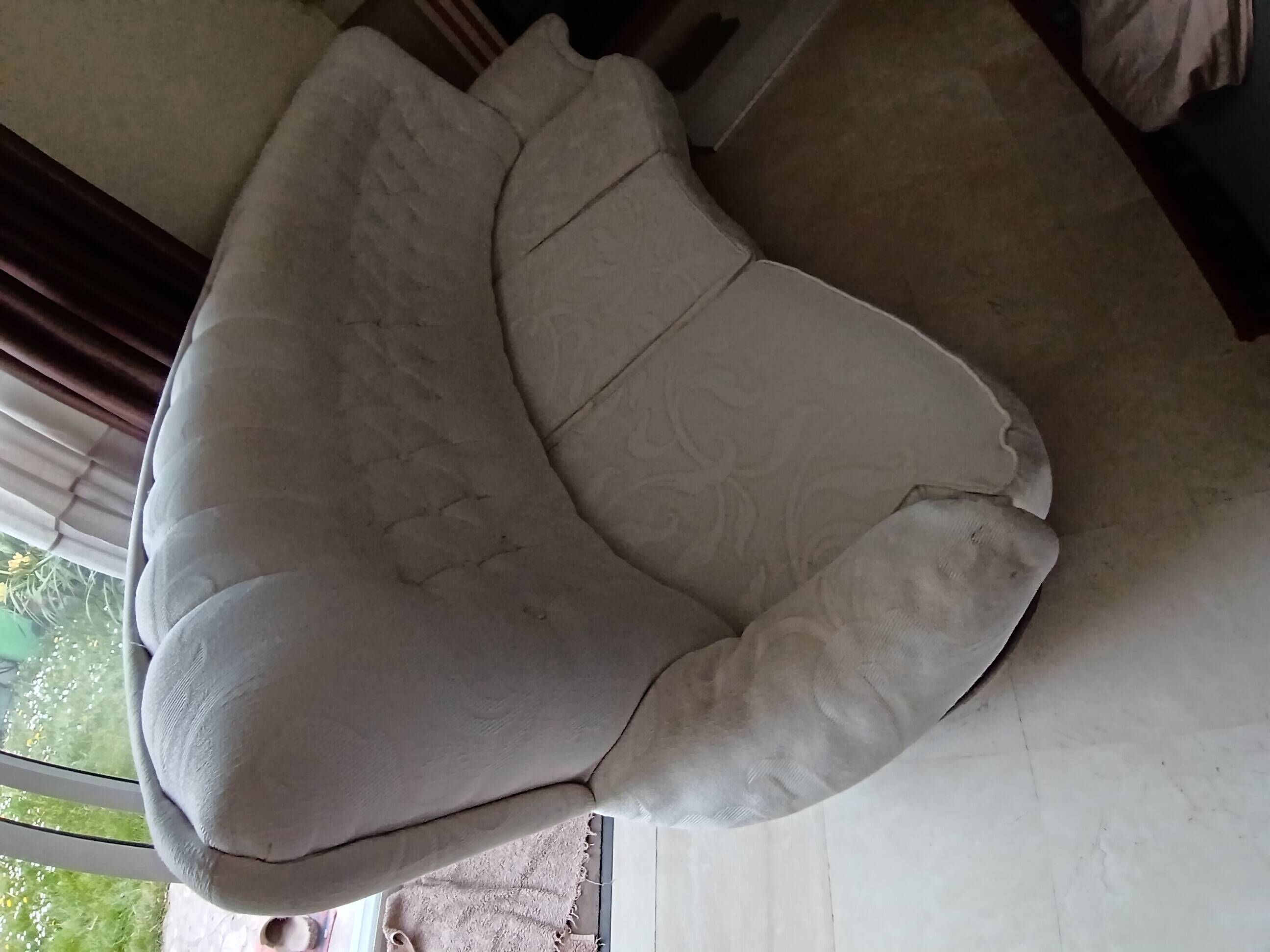 Vintage white curved tufted three-seater canapé