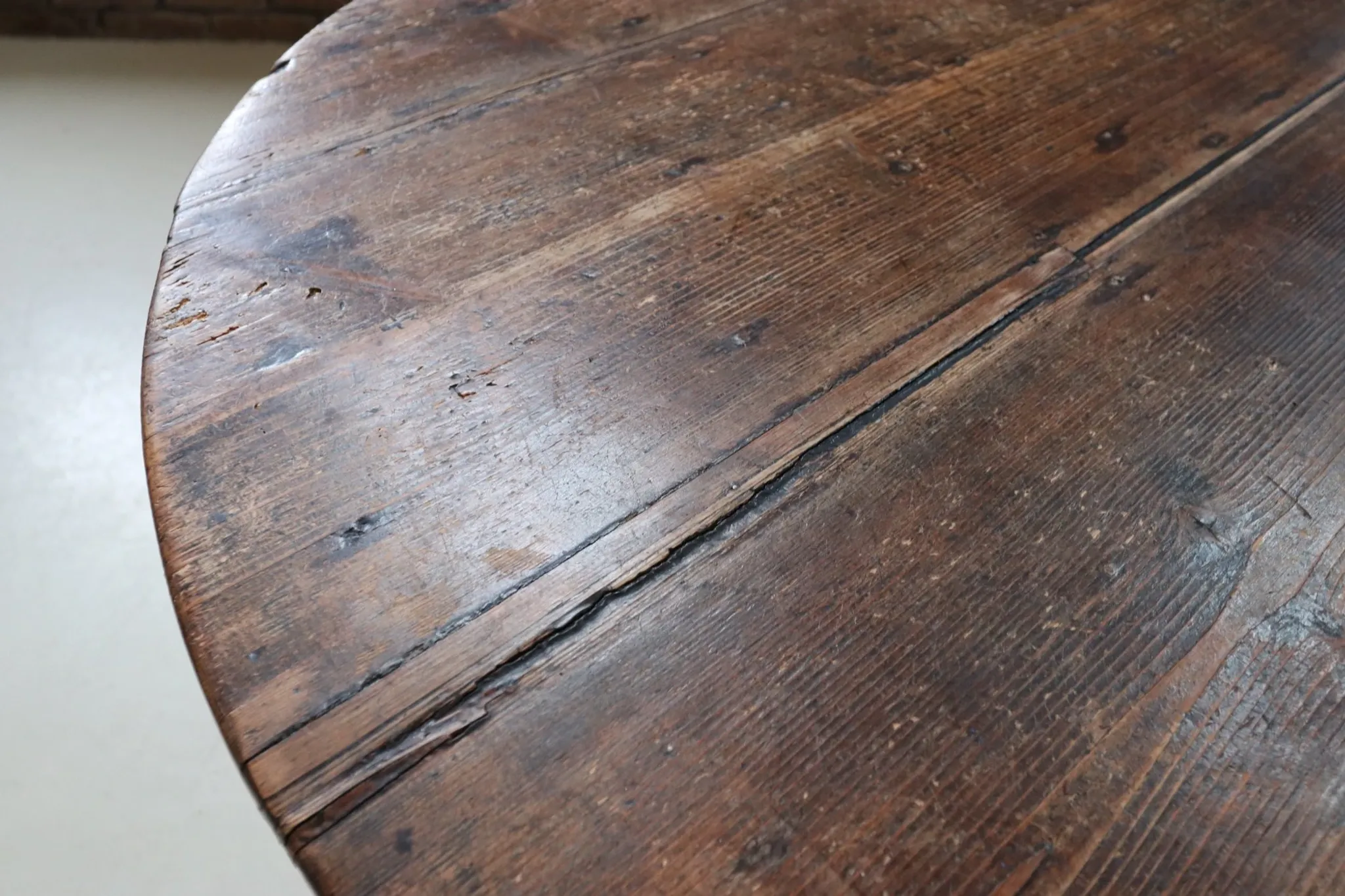 Large round pine three-legged table – cricket table, Ø 110 cm