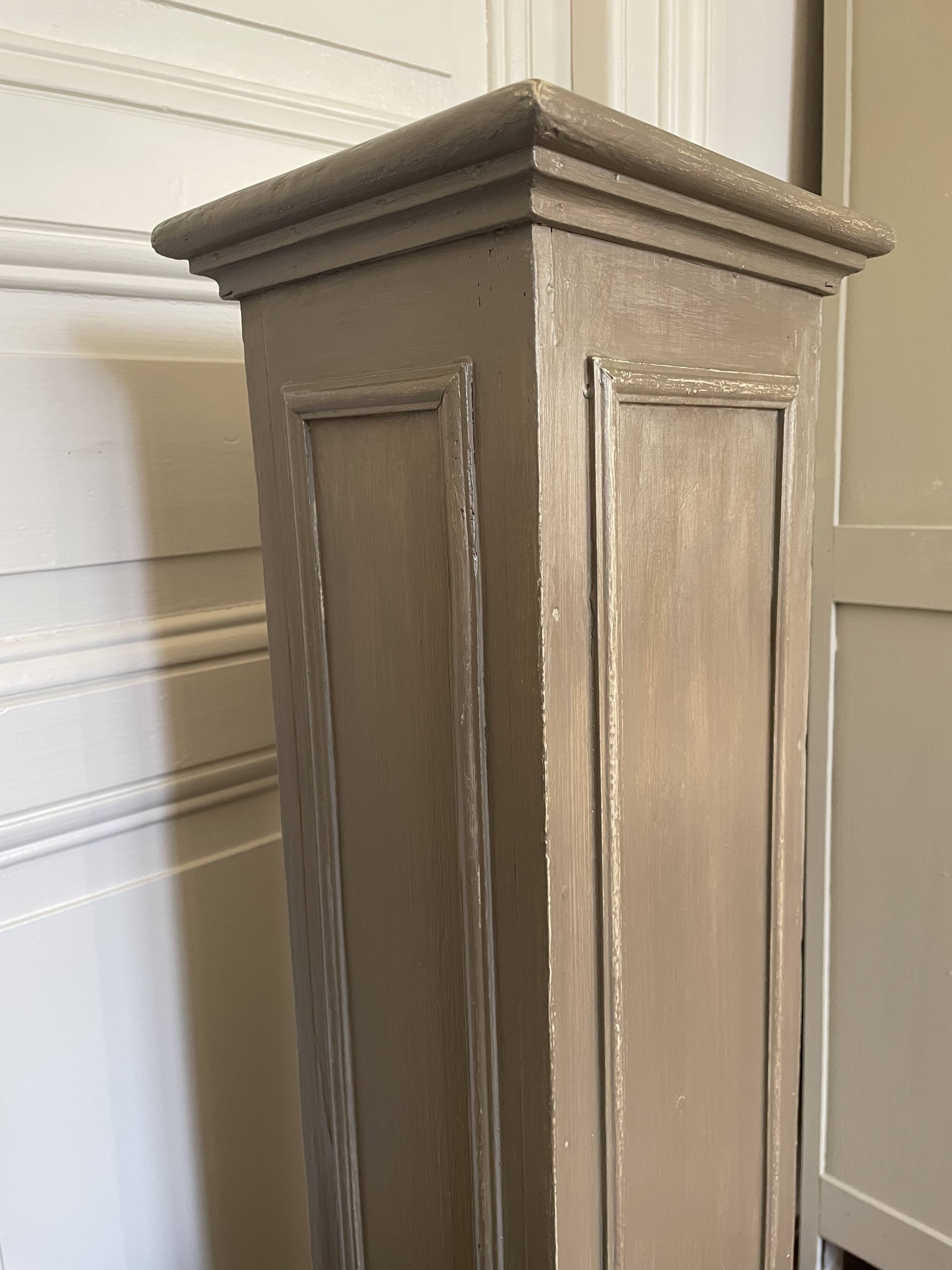 Colonne en bois peint