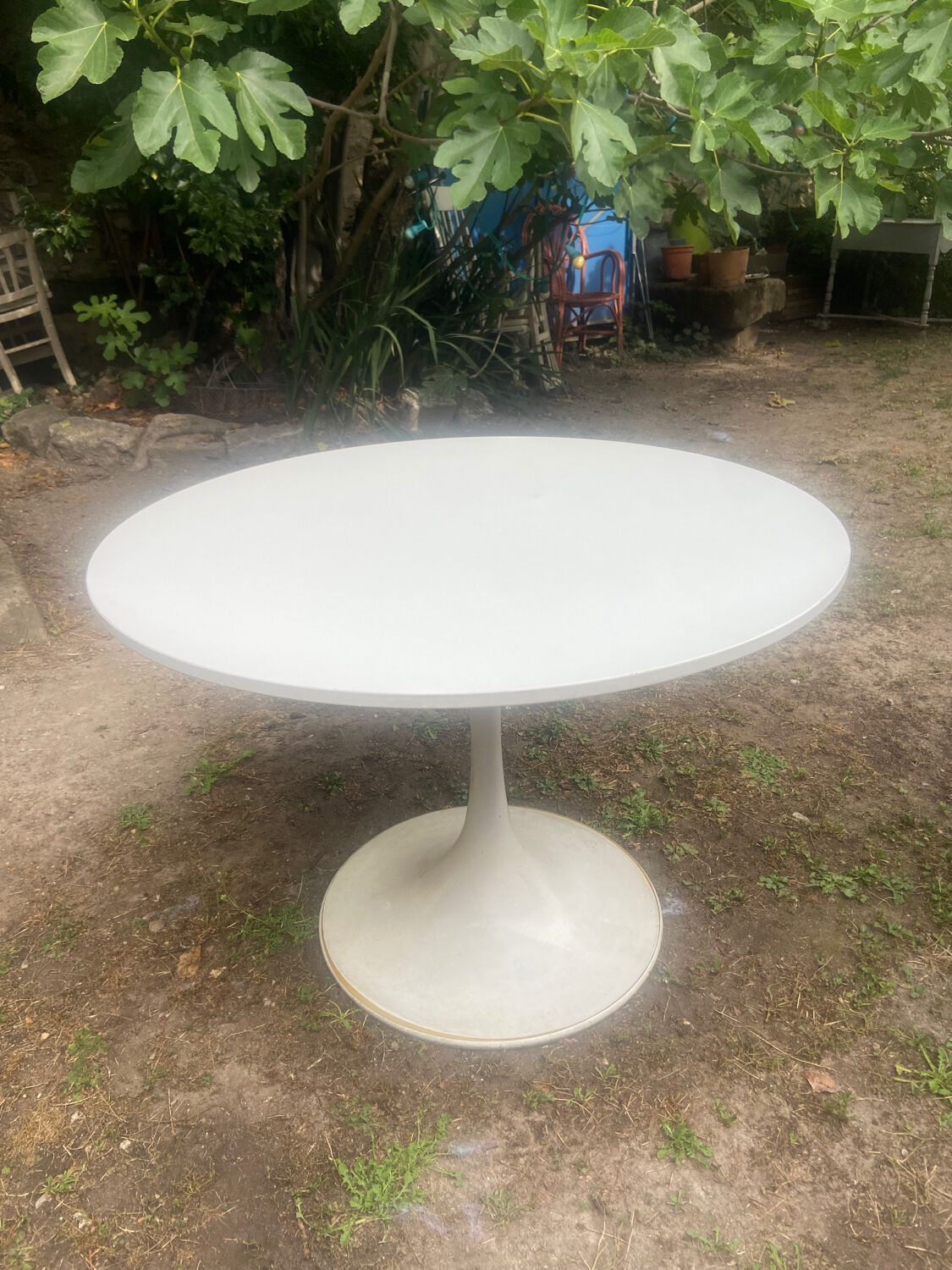 Vintage round tulip table