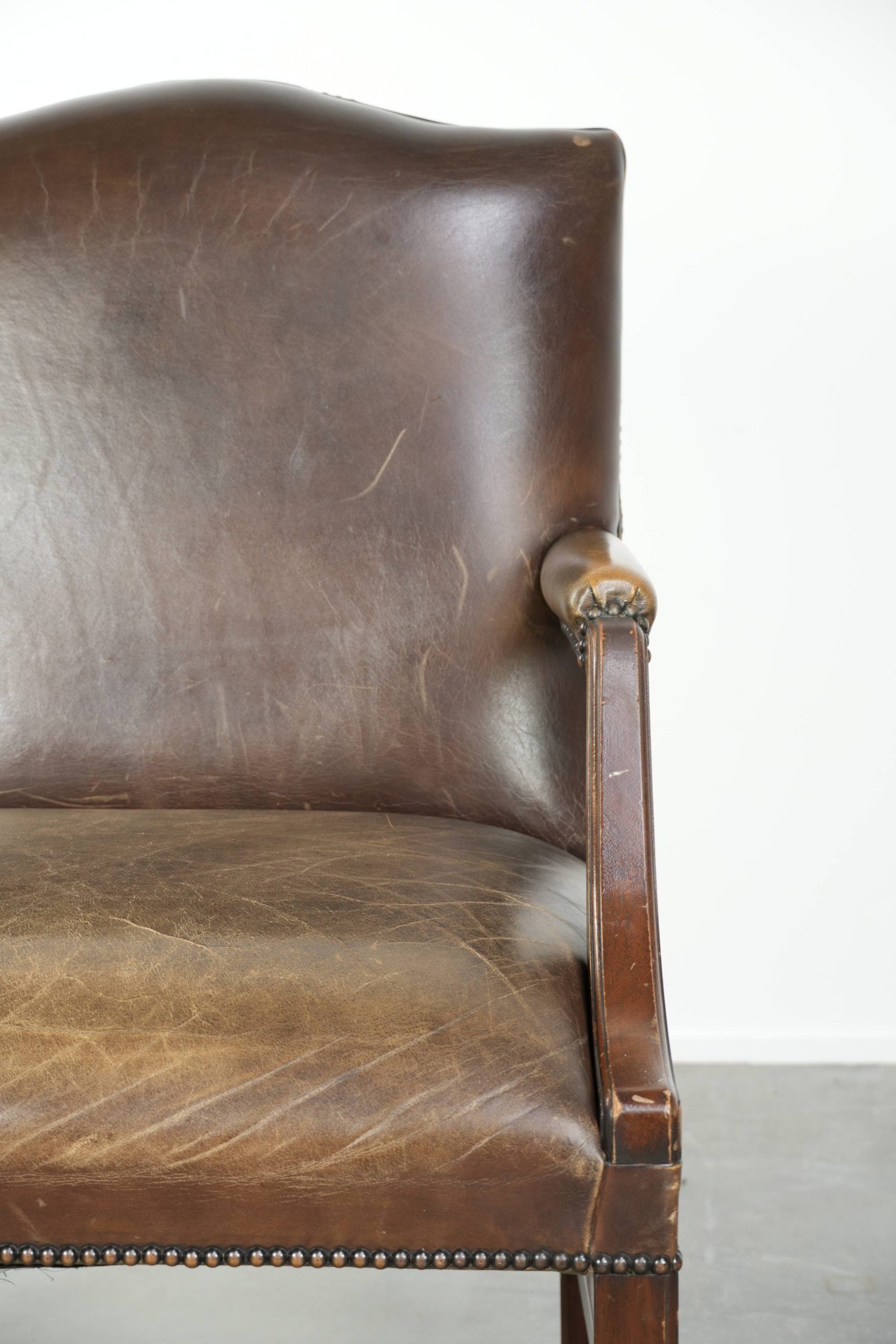 Chaise Gainsborough en cuir de vachette en bois avec une apparence époustouflante.