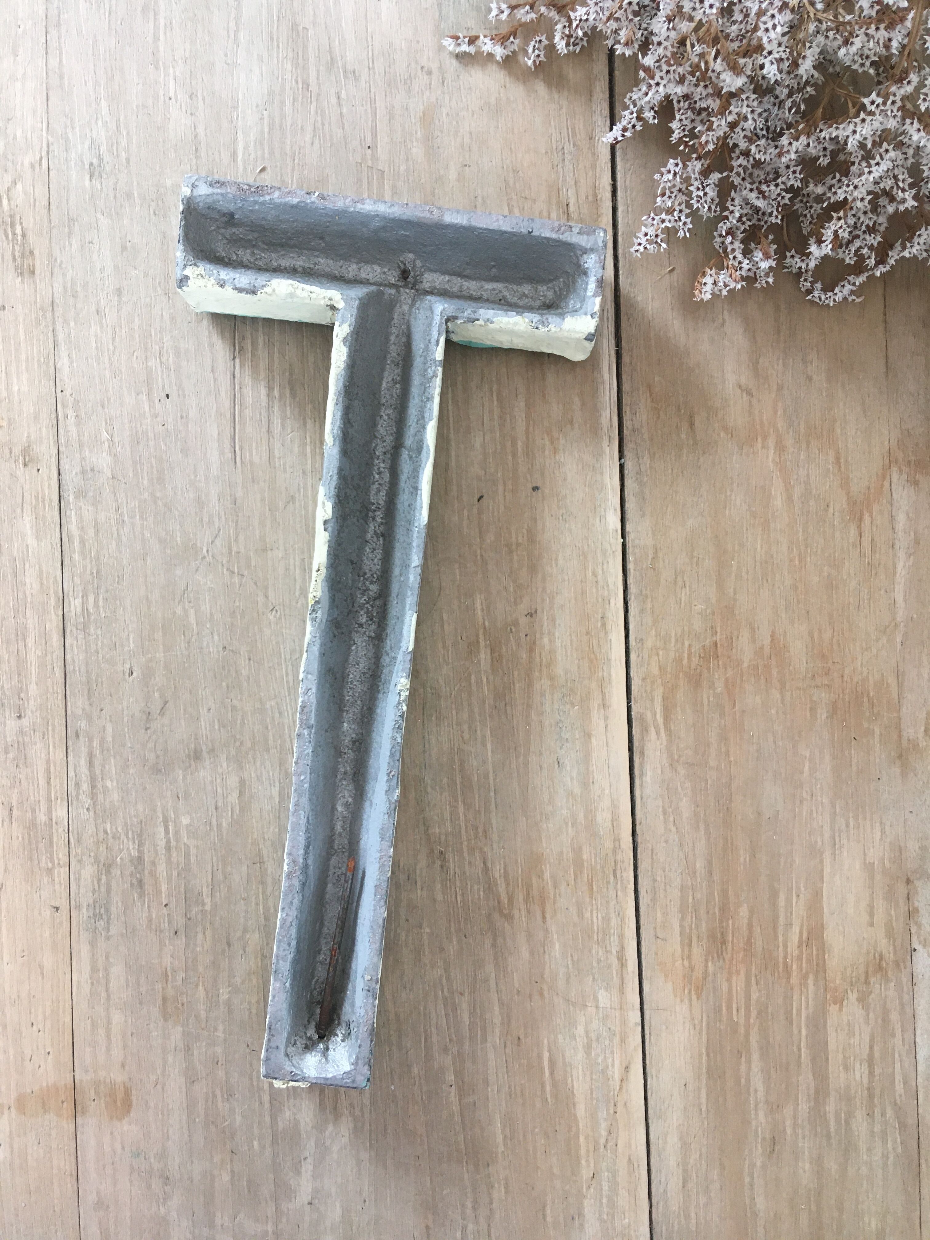 Vintage celat t sign letter