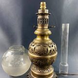Grande lampe XIXe électrifiée en laiton à décor ajouré de style Louis XIII