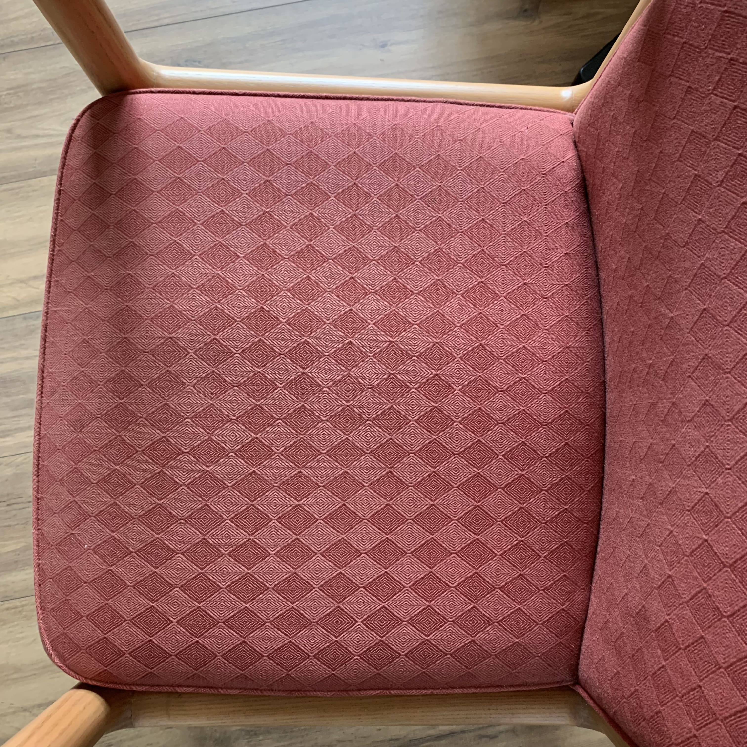 Powder pink armchair - light wood