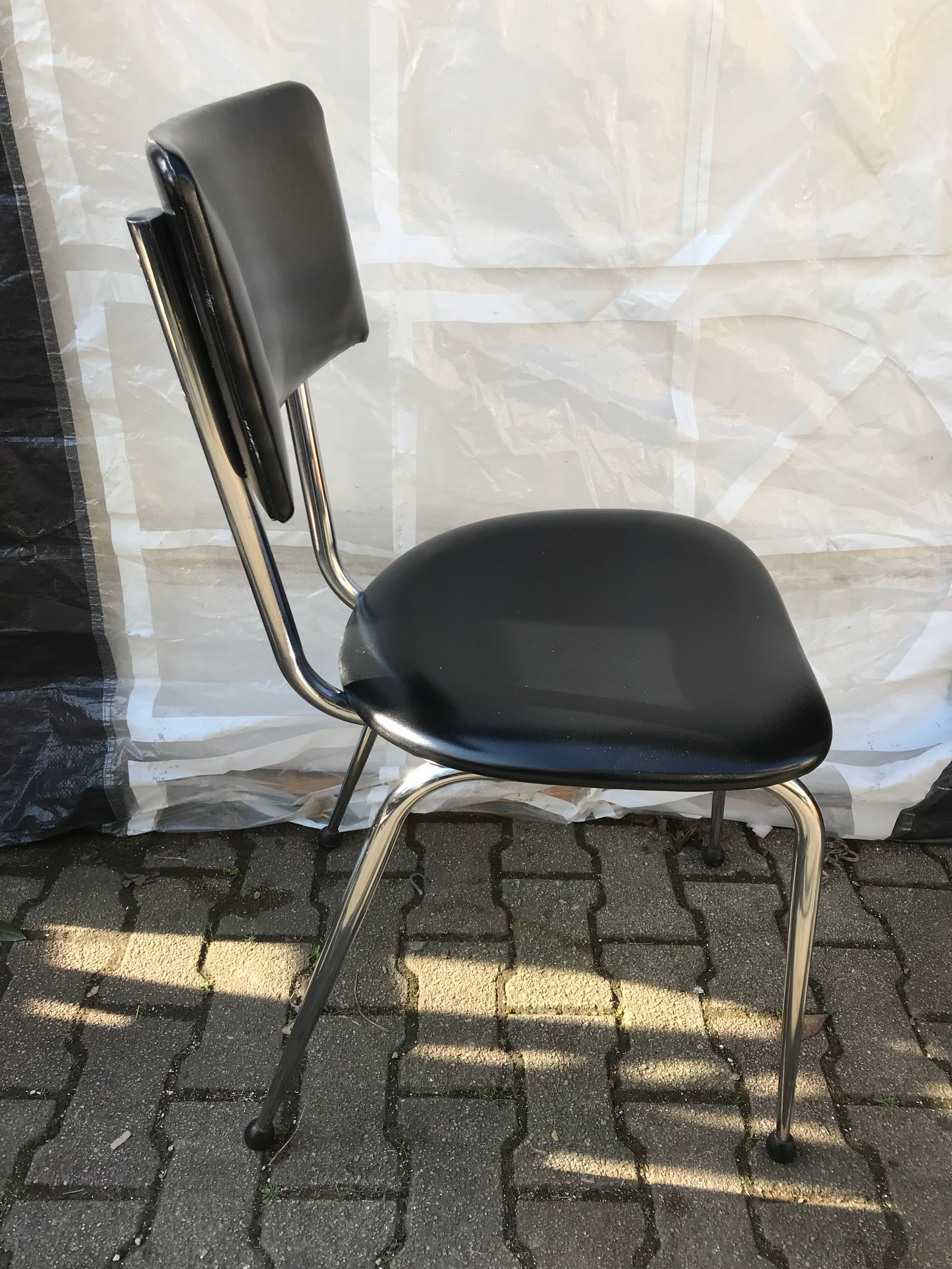 Chaise et son tabouret métal chromé skai noir années 70
