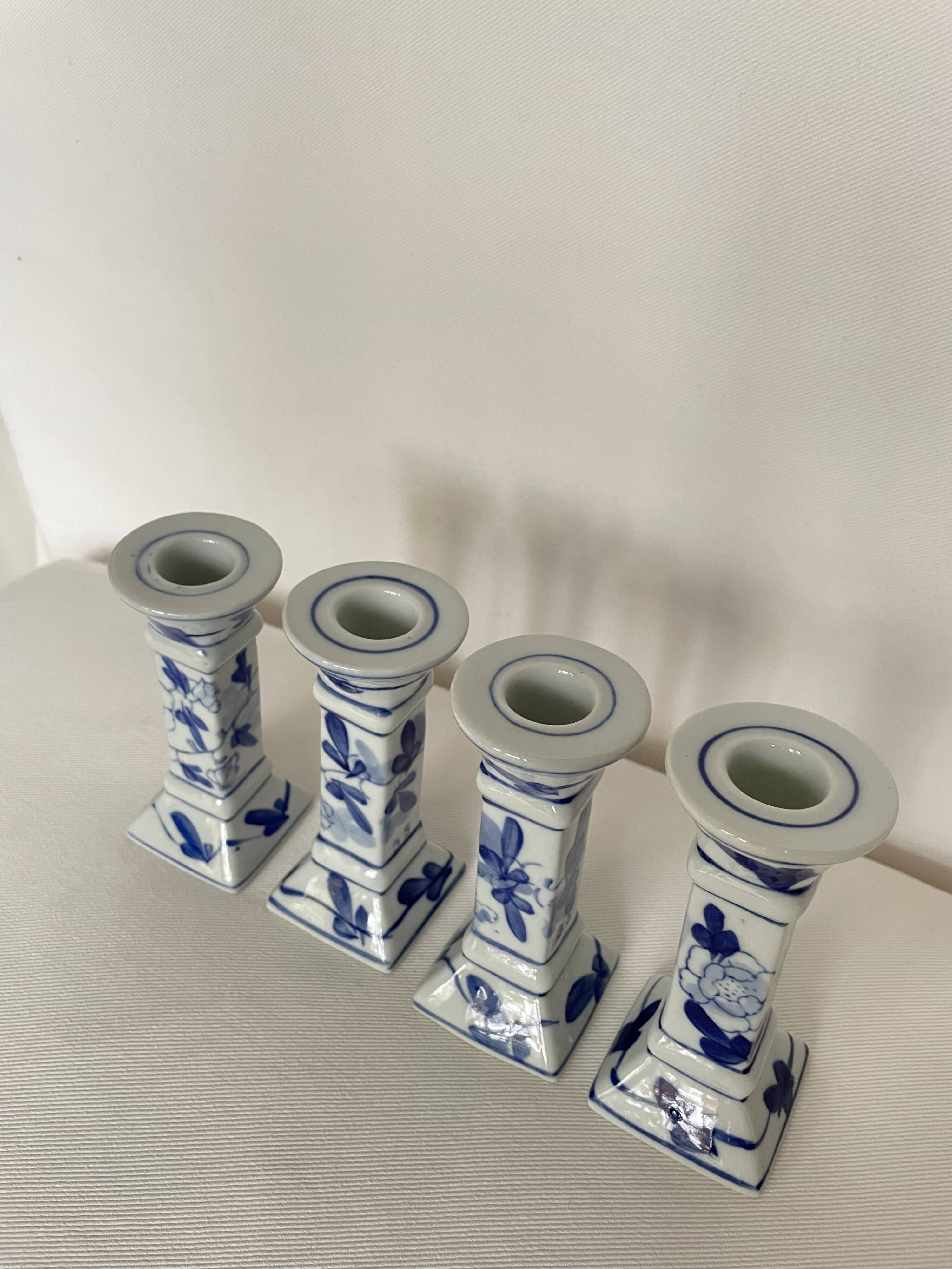 Set of 4 ceramic candle holders in white blue floral pattern