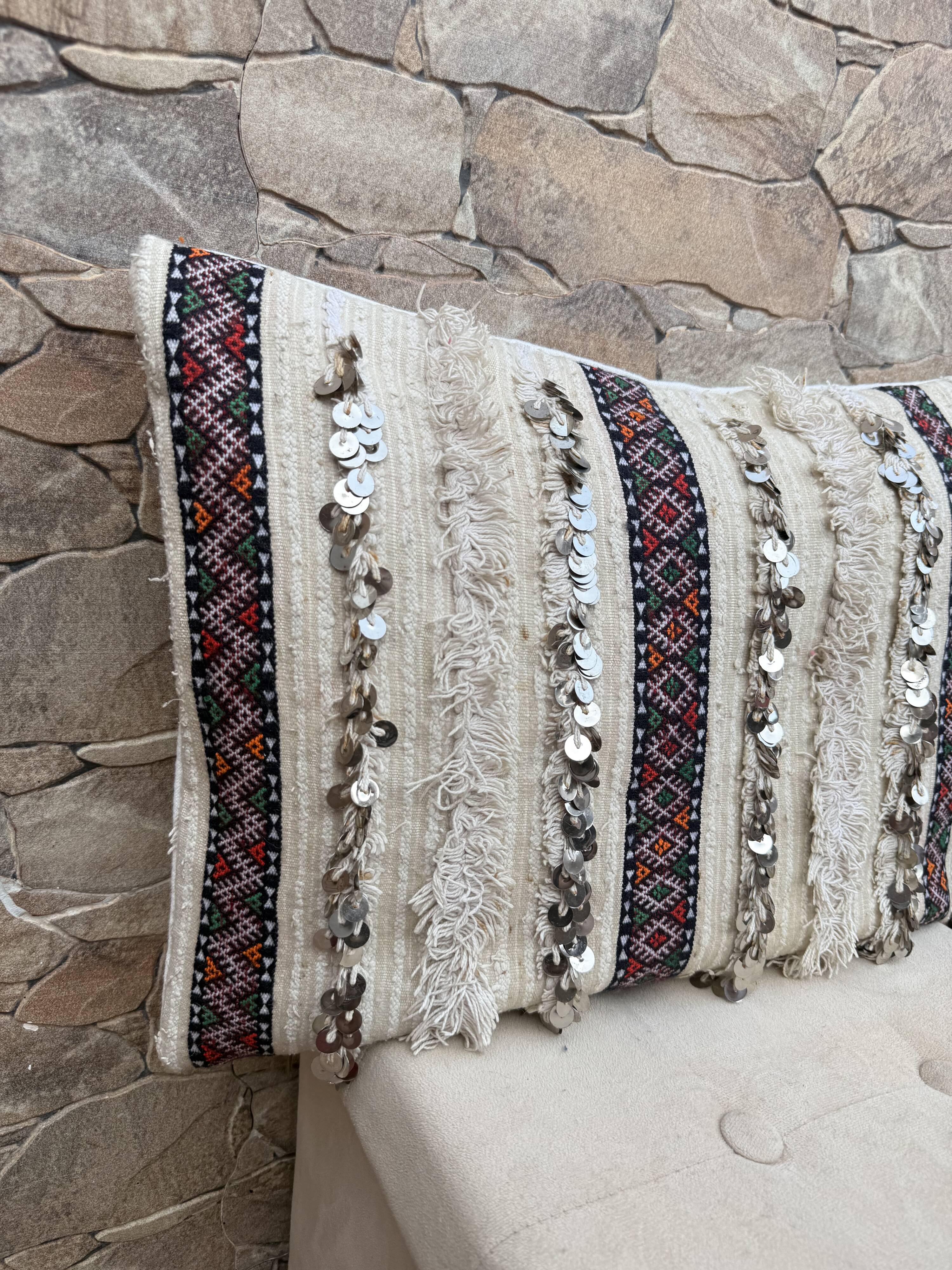 Housse de coussin Handira marocaine : Coussin berbère à sequins (60x40cm)