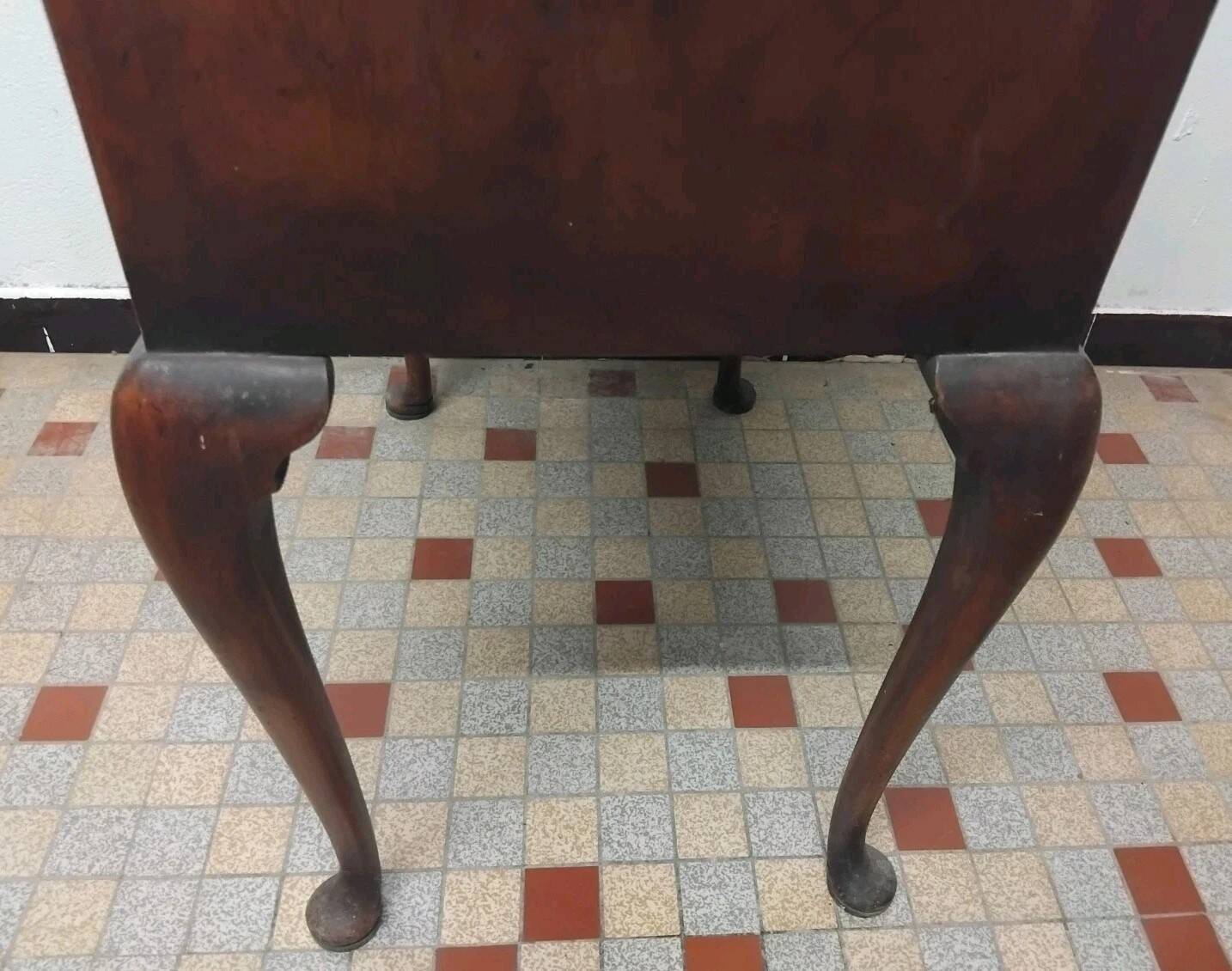 Commode galbée ancienne