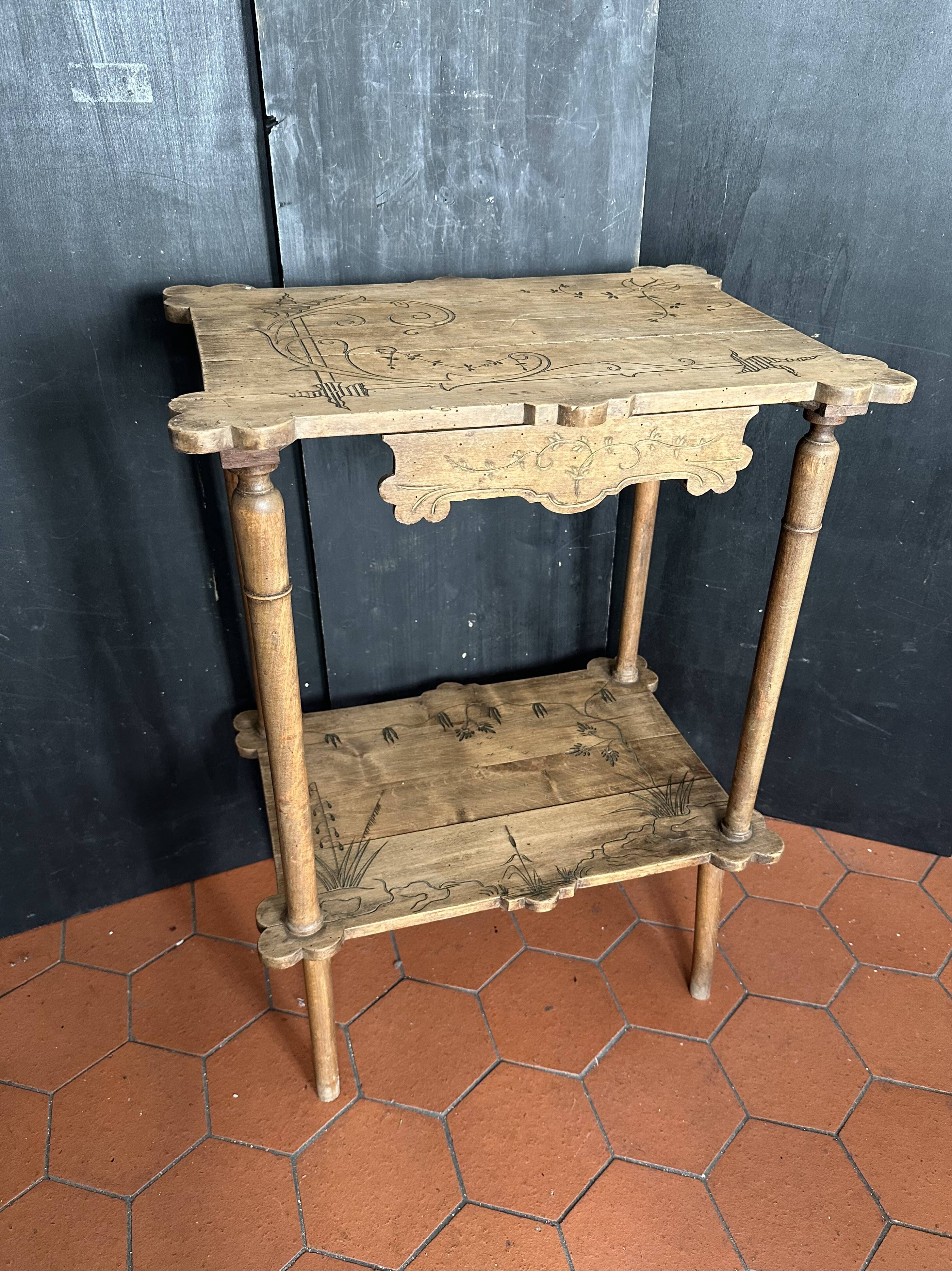 Table d’appoint Art nouveau en bois gravé avec tiroir, vers 1900